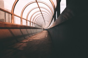 Foto do caminho urbano do túnel
