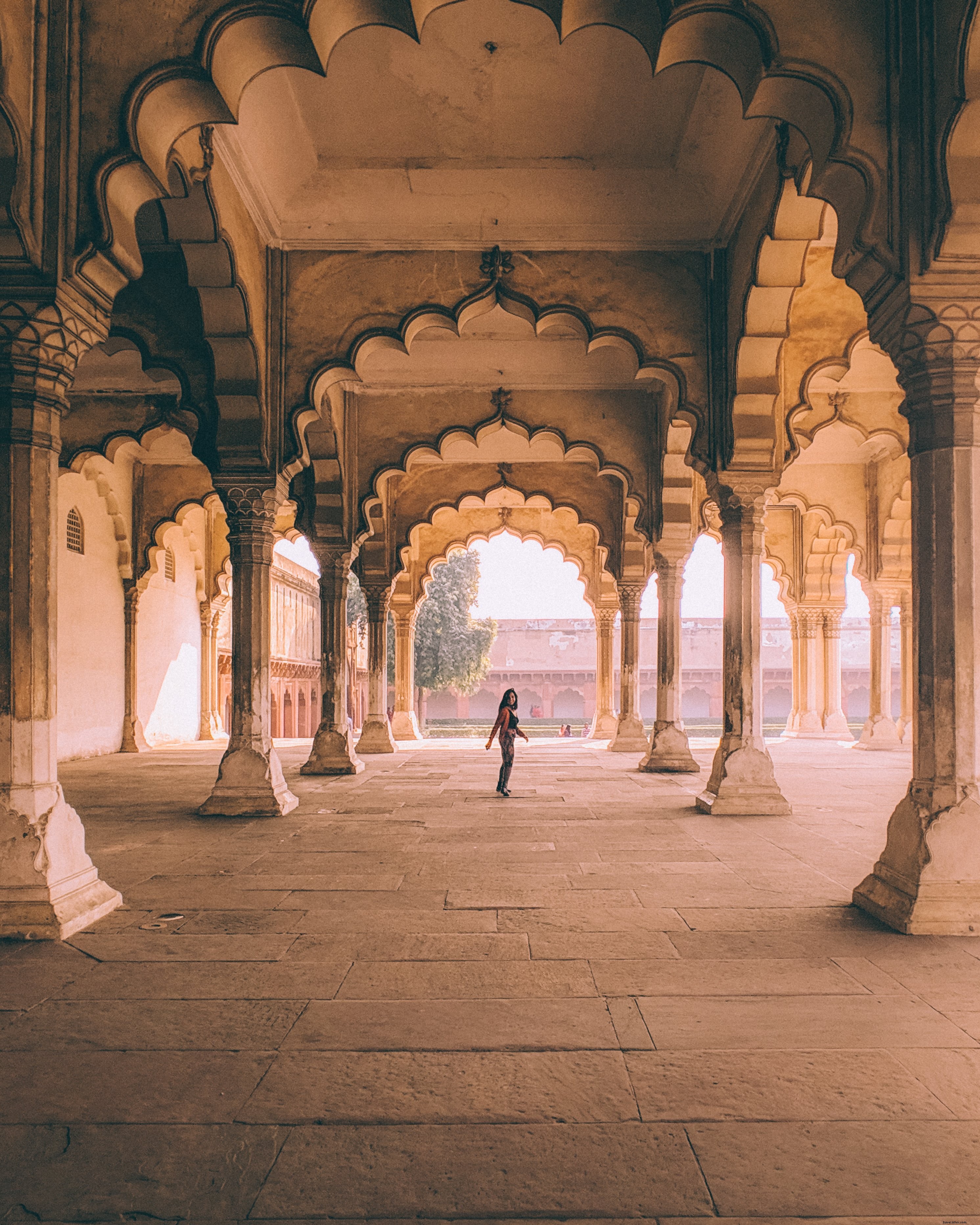 Olhando para trás através dos arcos na Índia - foto