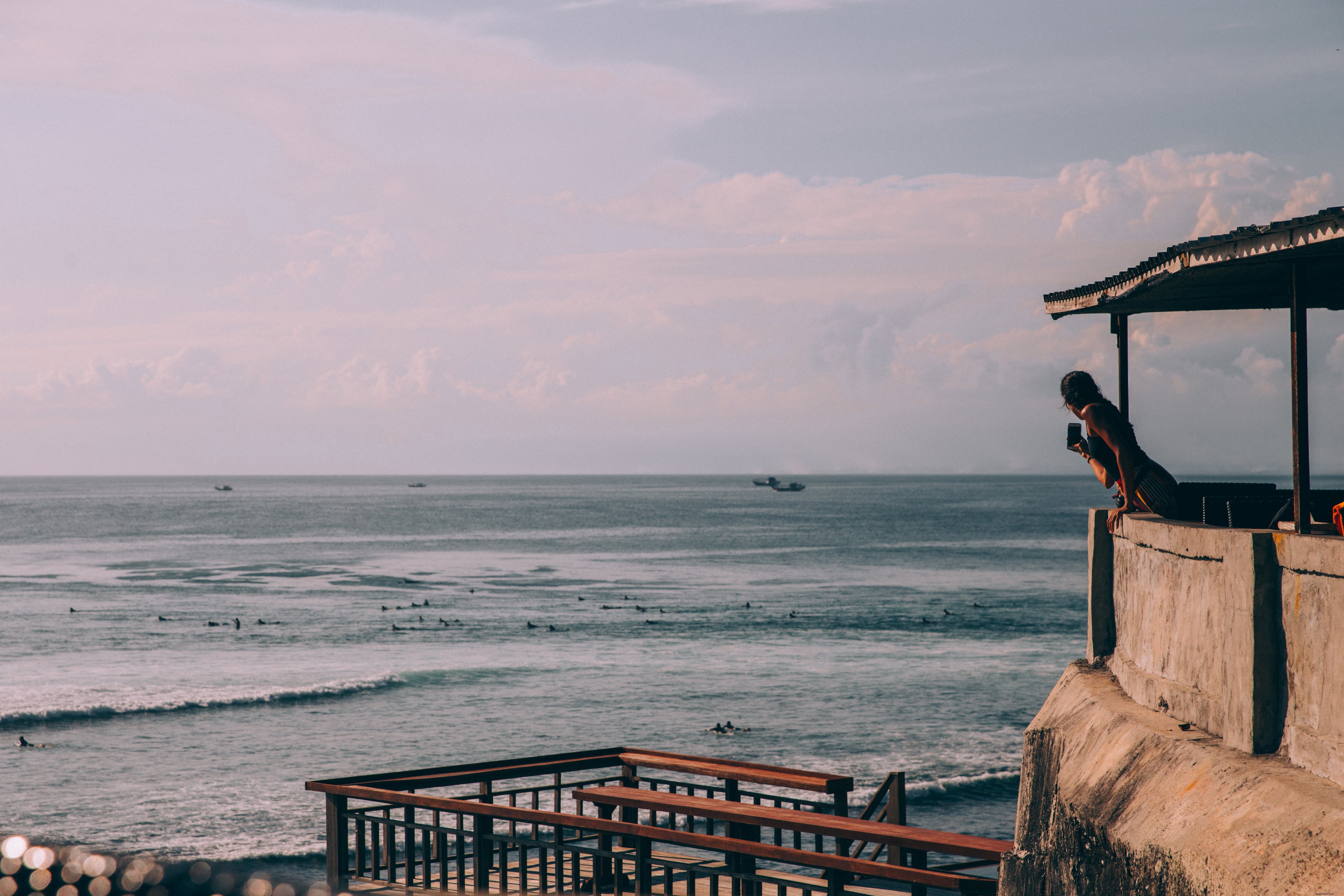 Femme prenant une photo sur son téléphone de photo de plage