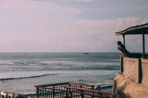 Wanita Mengambil Gambar Di Ponselnya Dari Foto Pantai