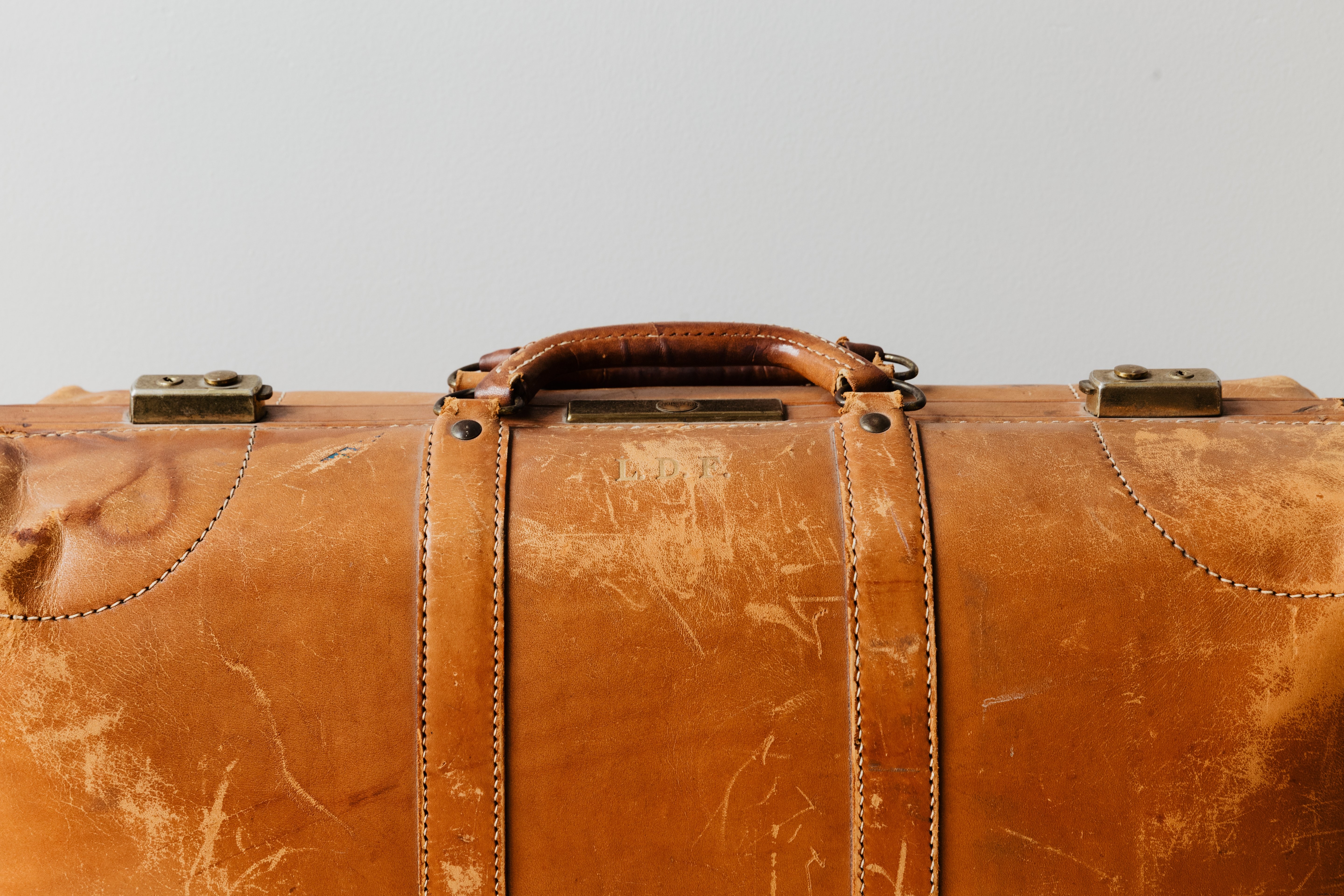 Foto de maleta de cuero vintage