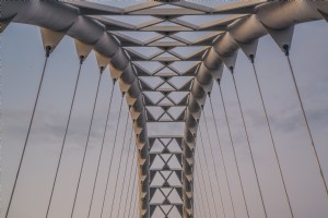 対称的な橋の写真