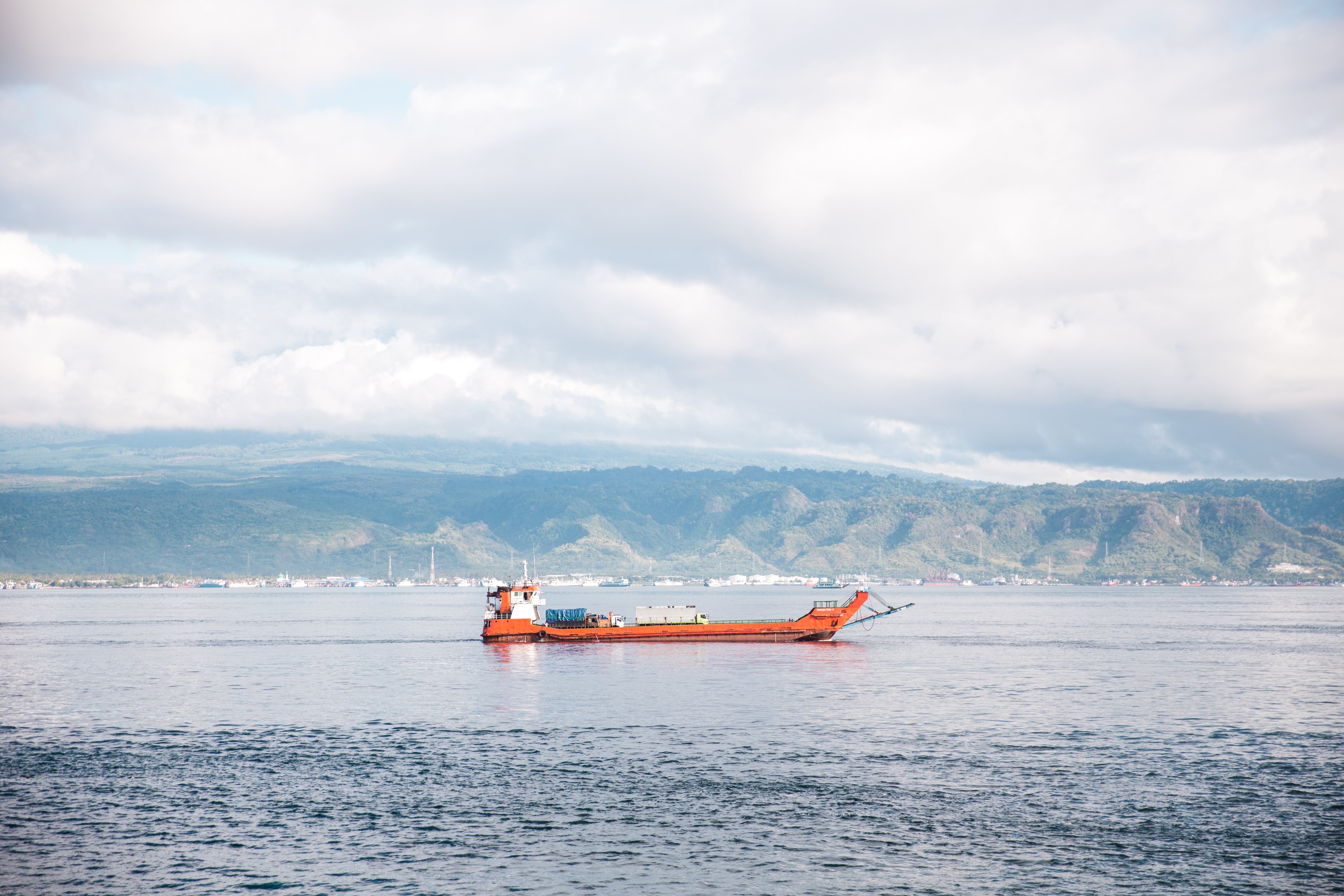 Foto de barco no oceano na Indonésia