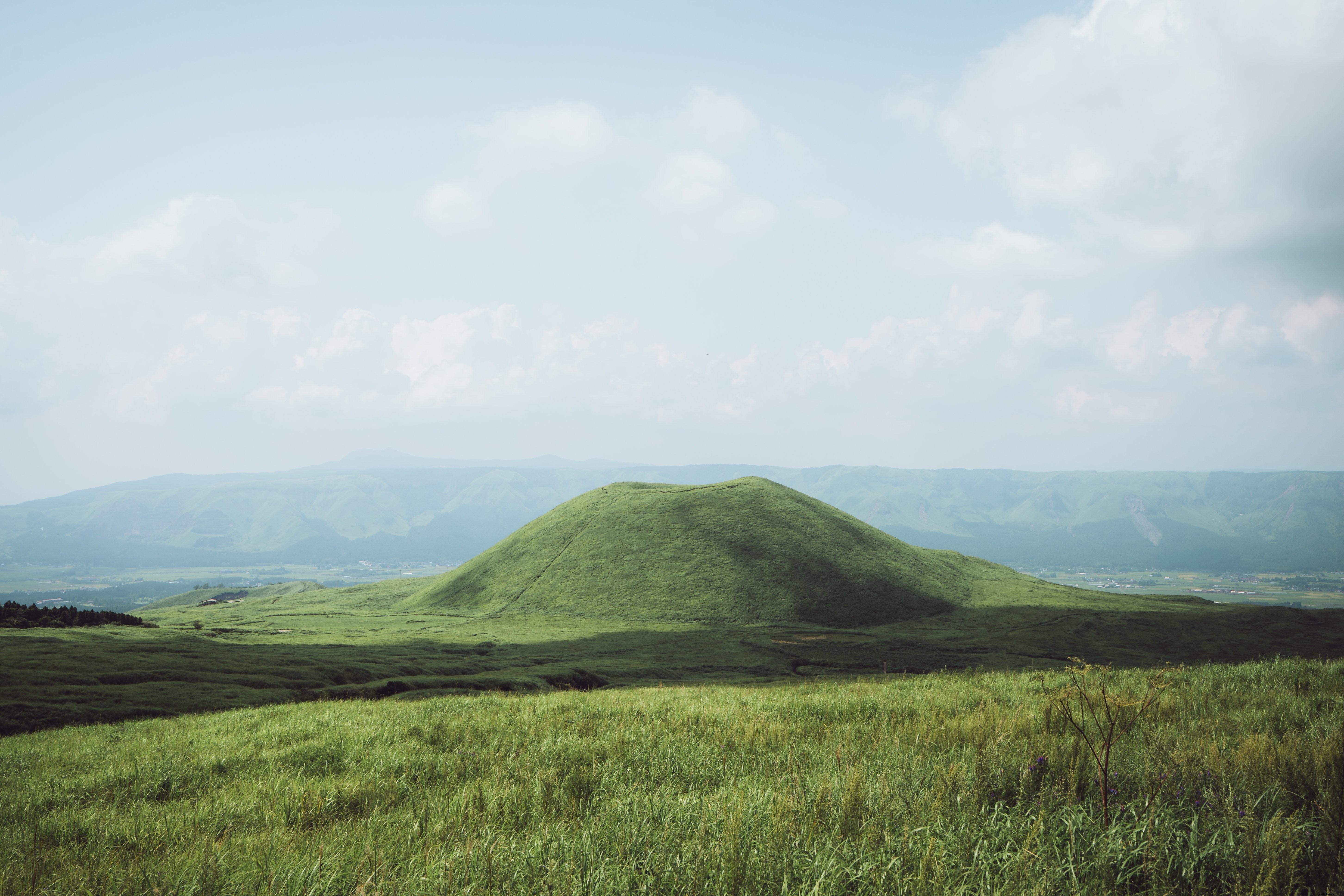 Colline au-dessus des ombres sur la photo de jour nuageux