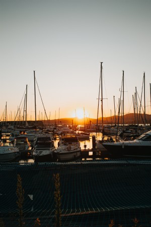 Impostazione del sole dorato sulla foto del porto turistico