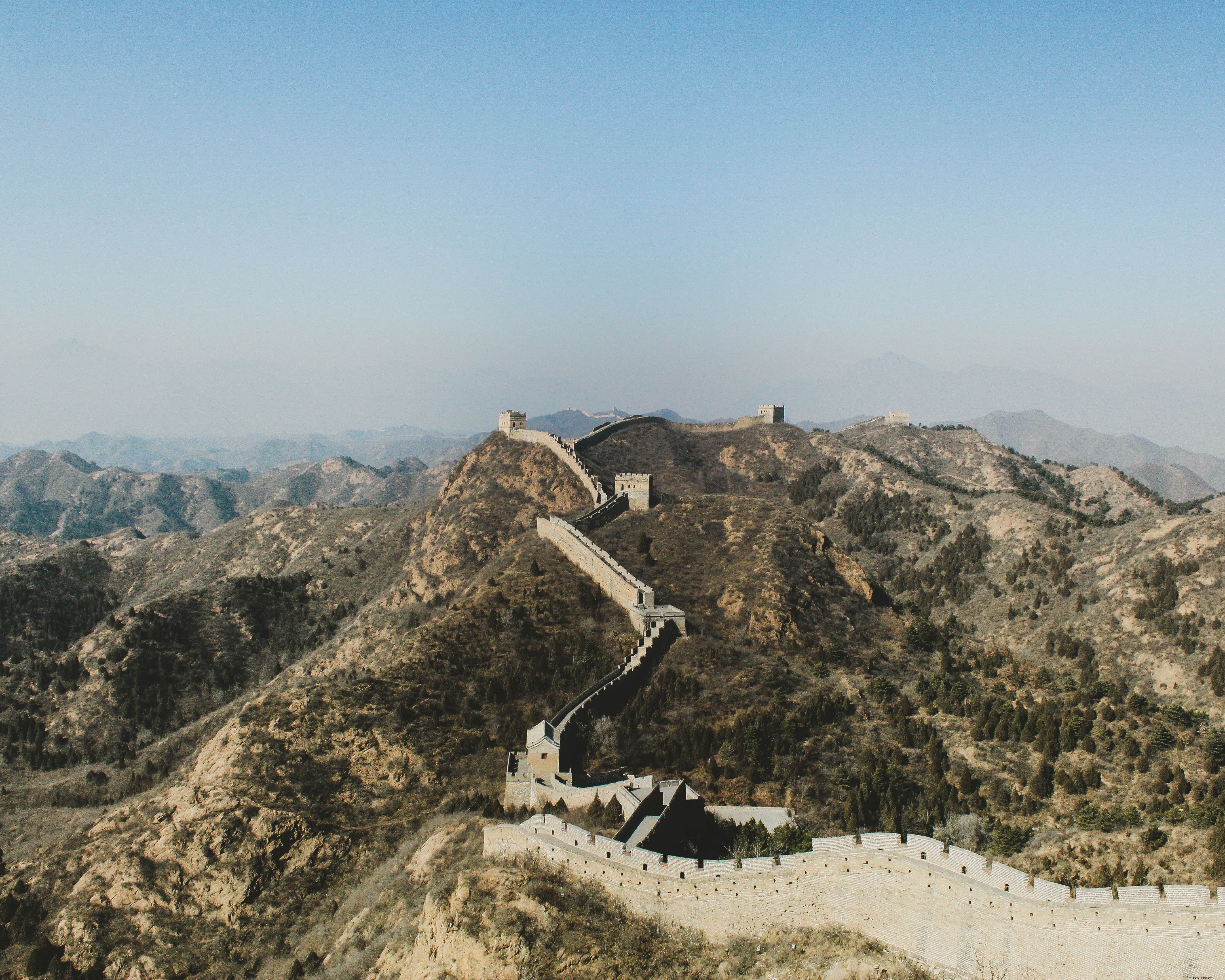 万里の長城が山を越えて移動する写真