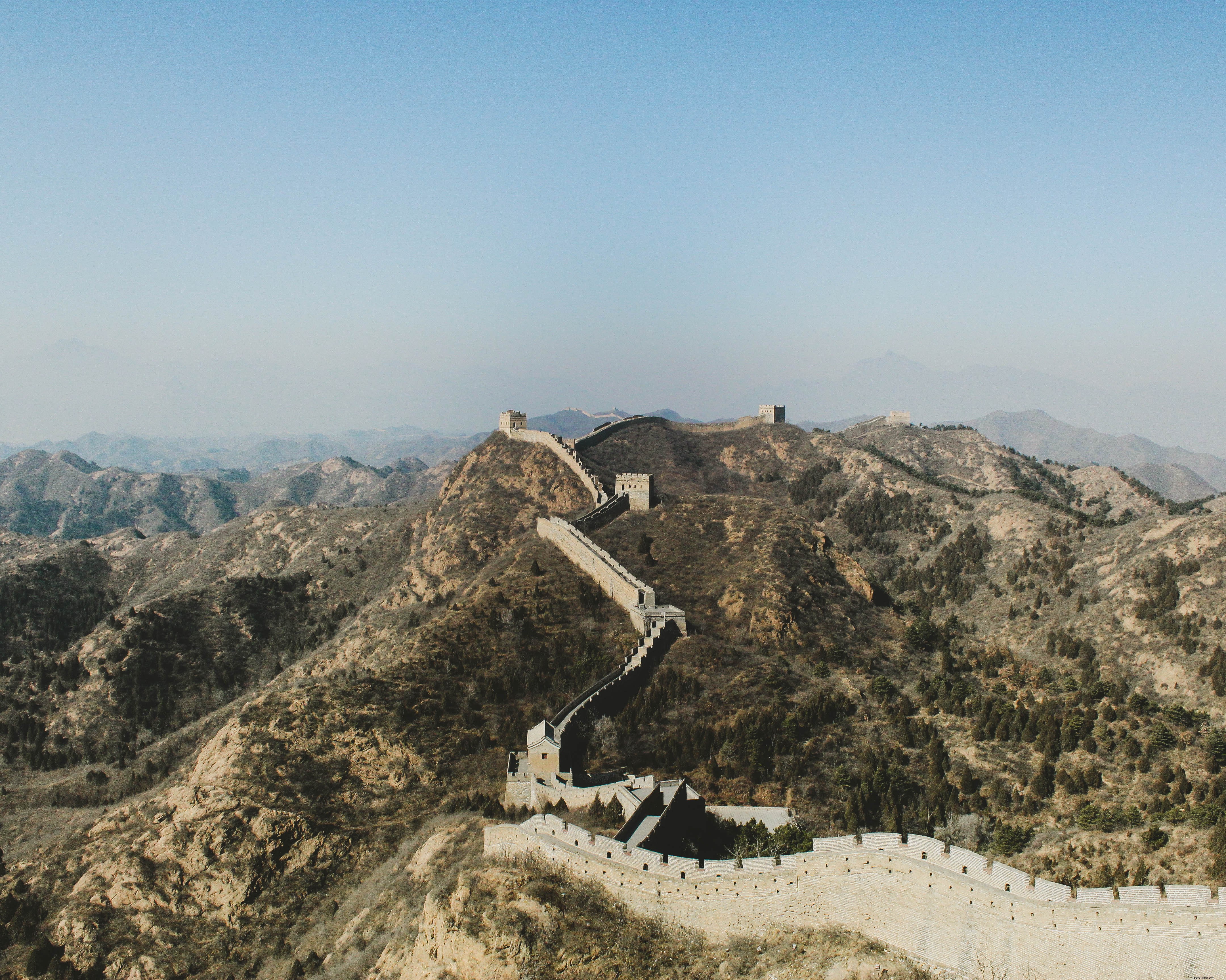 Une grande muraille traverse les montagnes Photo