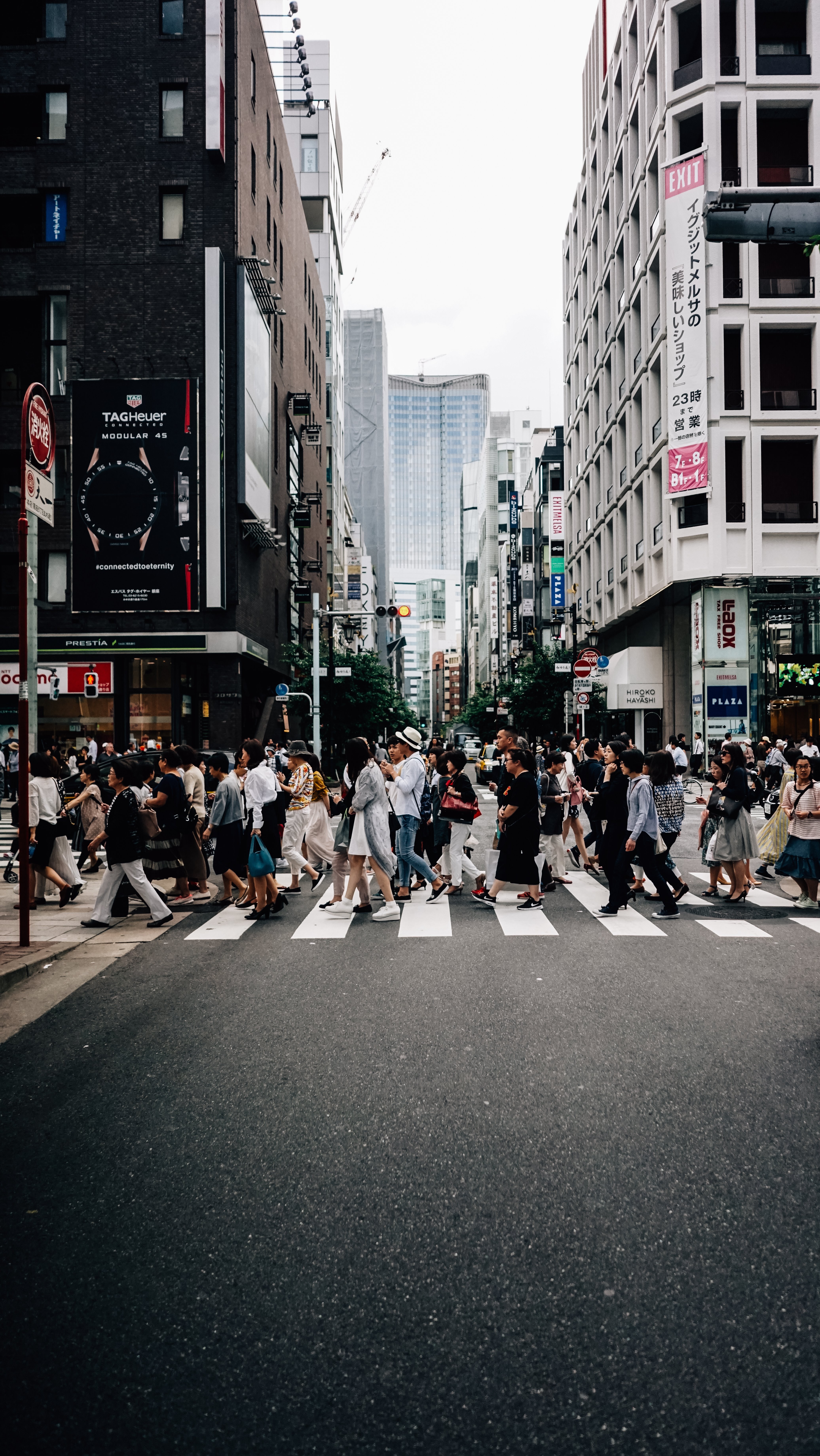 Cruce ocupado en la foto de la calle lateral japonesa
