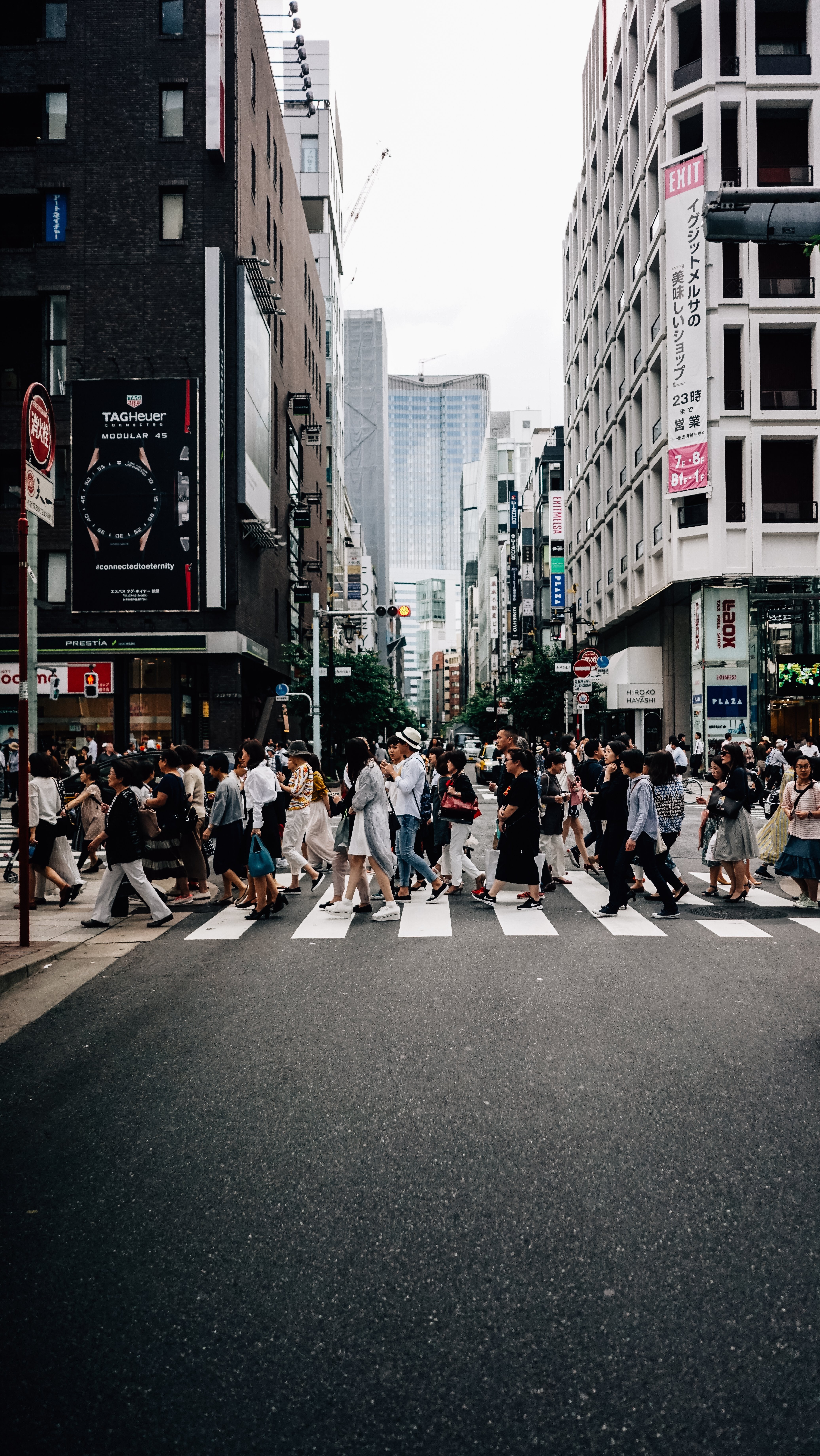 日本の脇道の写真で忙しい交差点