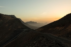 Sentiero stretto sulla montagna spagnola foto
