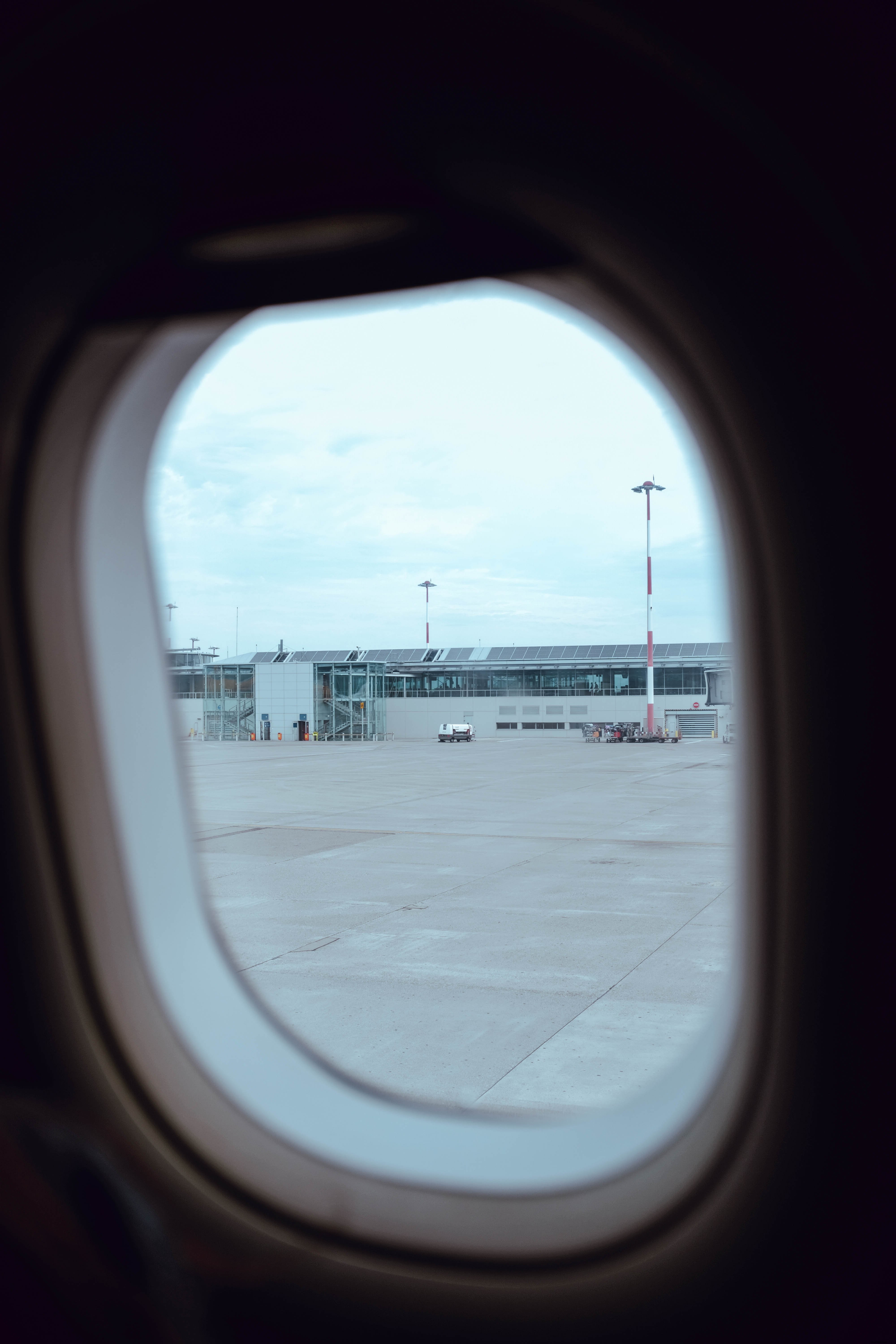 Aeroporto attraverso la finestra dell aereo foto