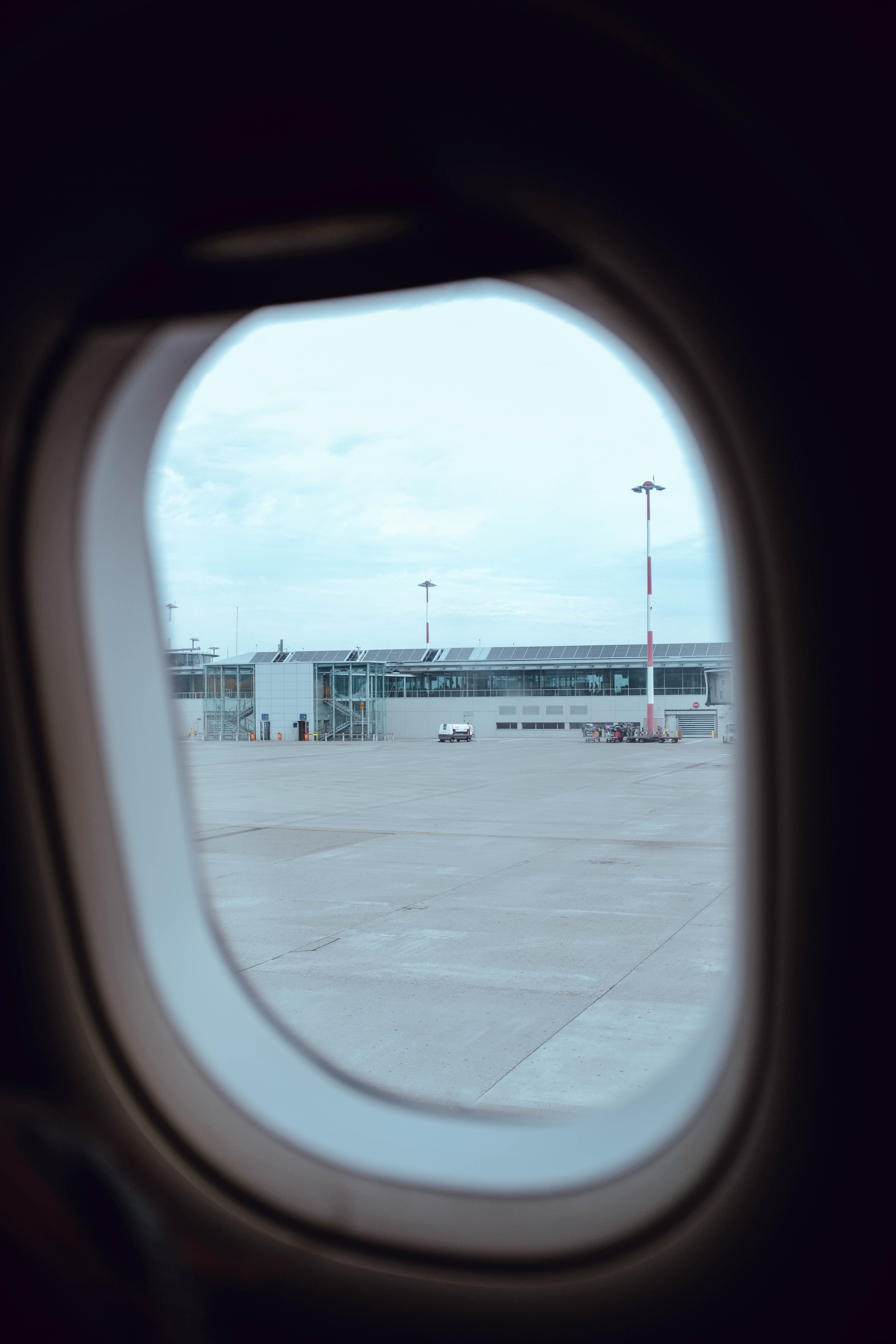 飛行機の窓からの空港の写真