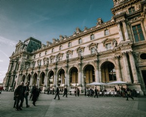 Turistas se reúnem do lado de fora da foto do Louvre