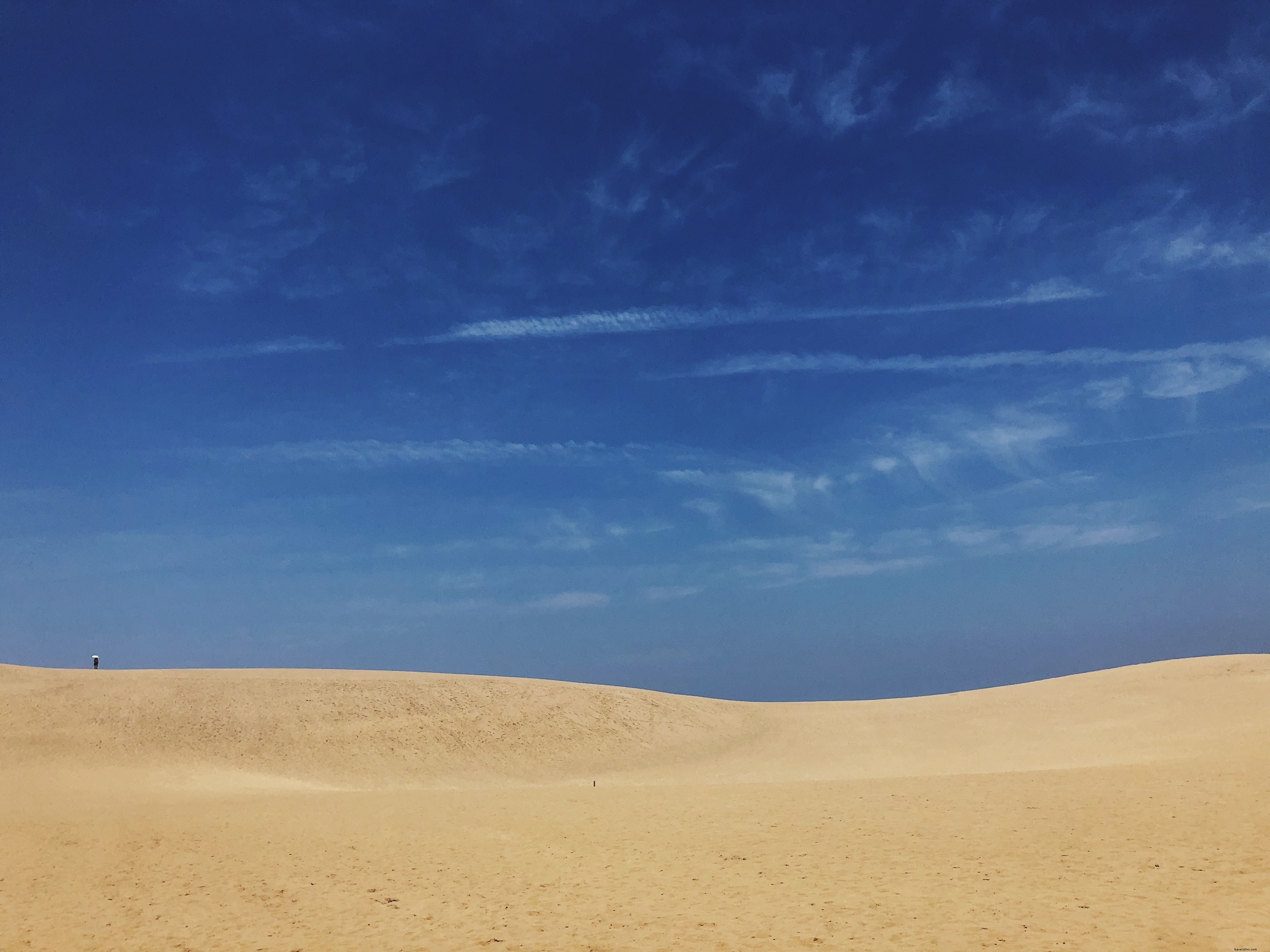 El cielo azul se encuentra con las dunas de arena Foto