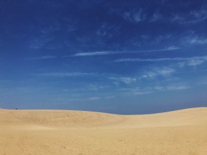 Il cielo blu incontra le dune di sabbia foto