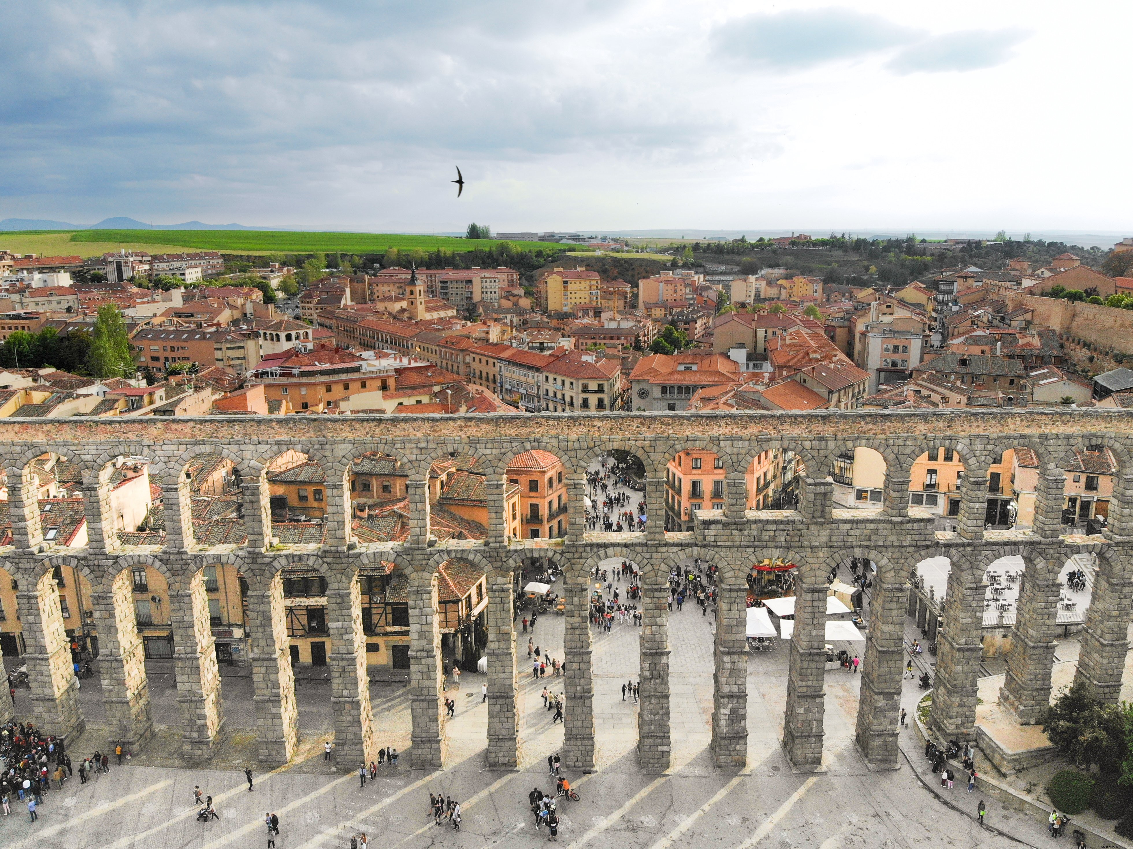 セゴビアスペインの柱と都市の写真