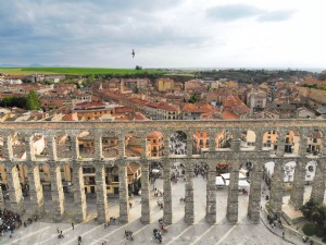 セゴビアスペインの柱と都市の写真