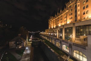夜の運河の水門写真