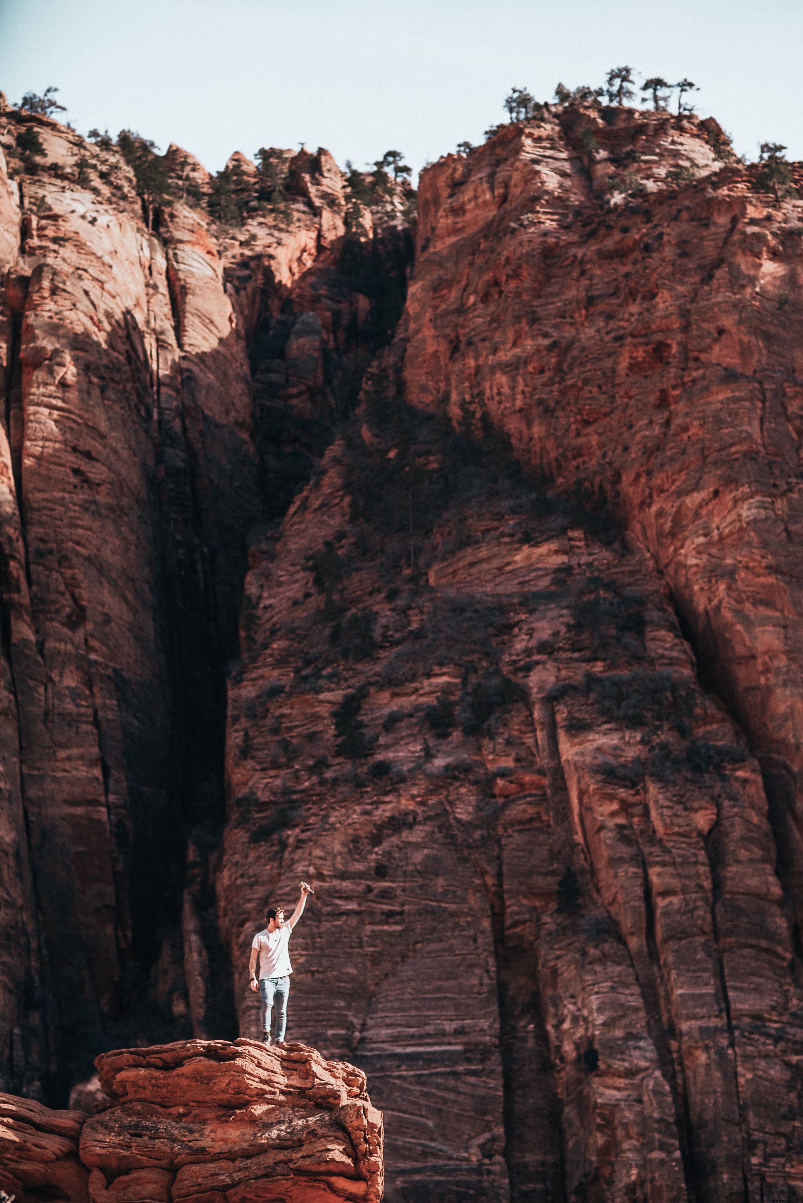 Escursionista sull altopiano del canyon foto