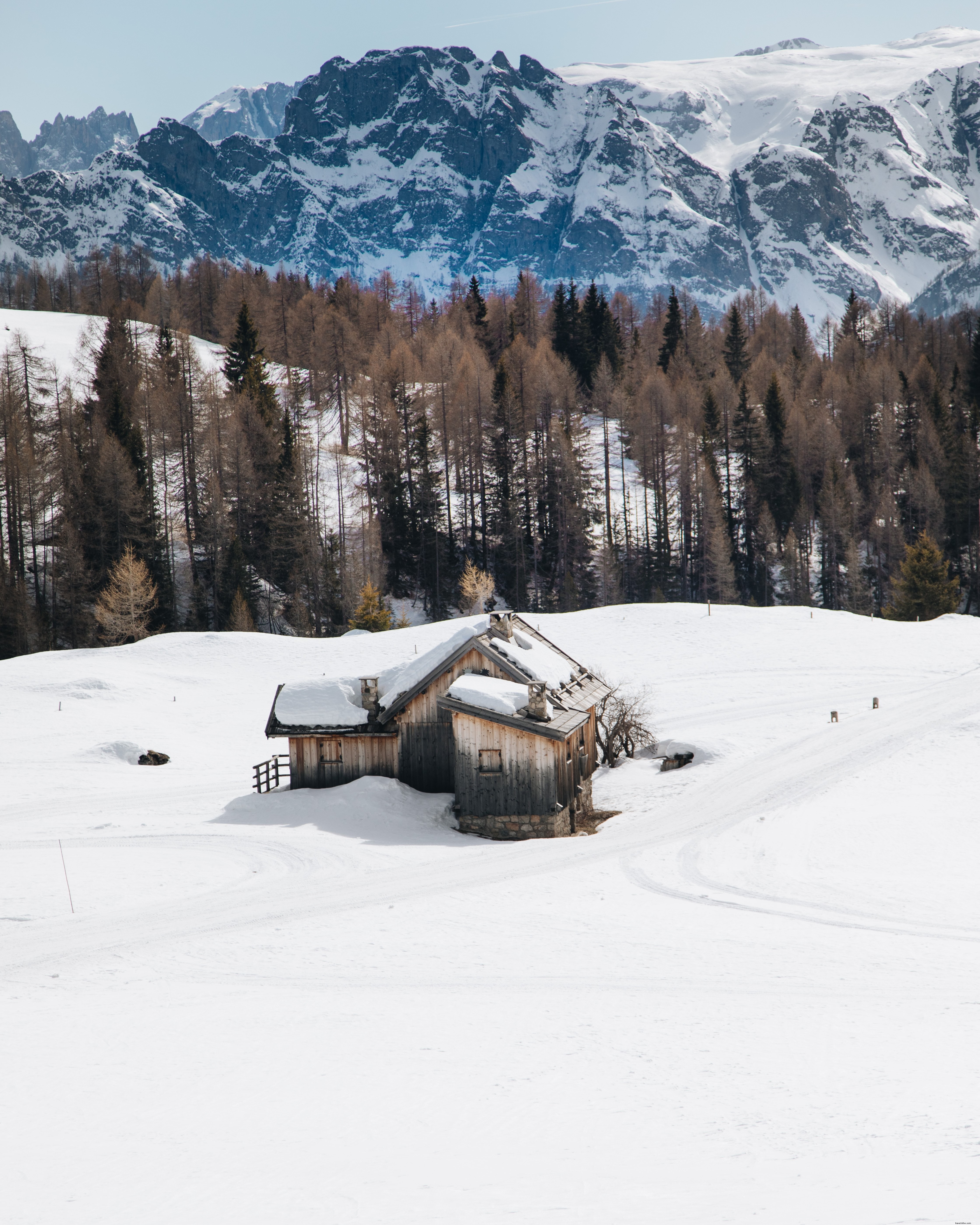 Cabaña de madera aislada en la foto de la nieve