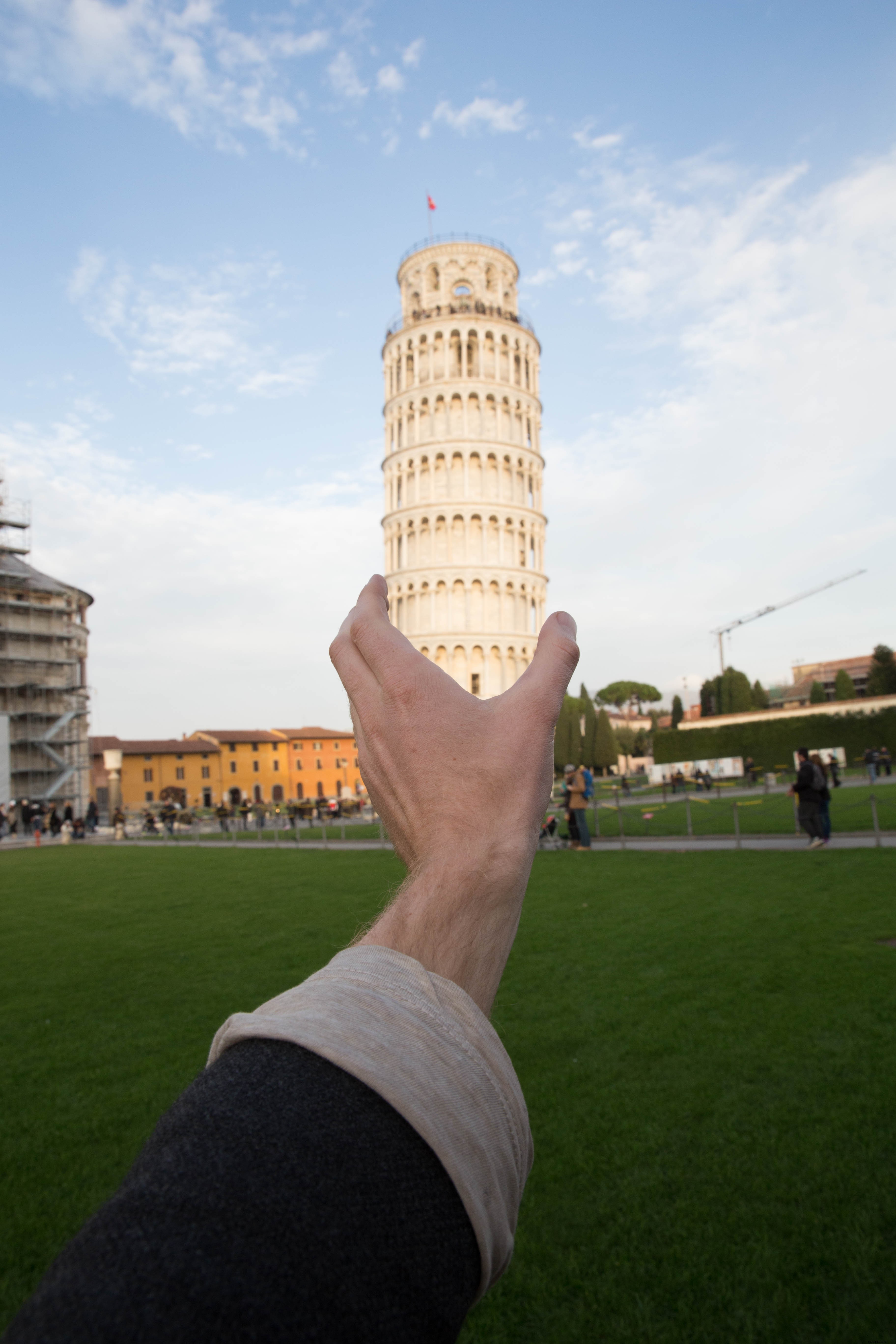 La mano tiene la foto della torre pendente