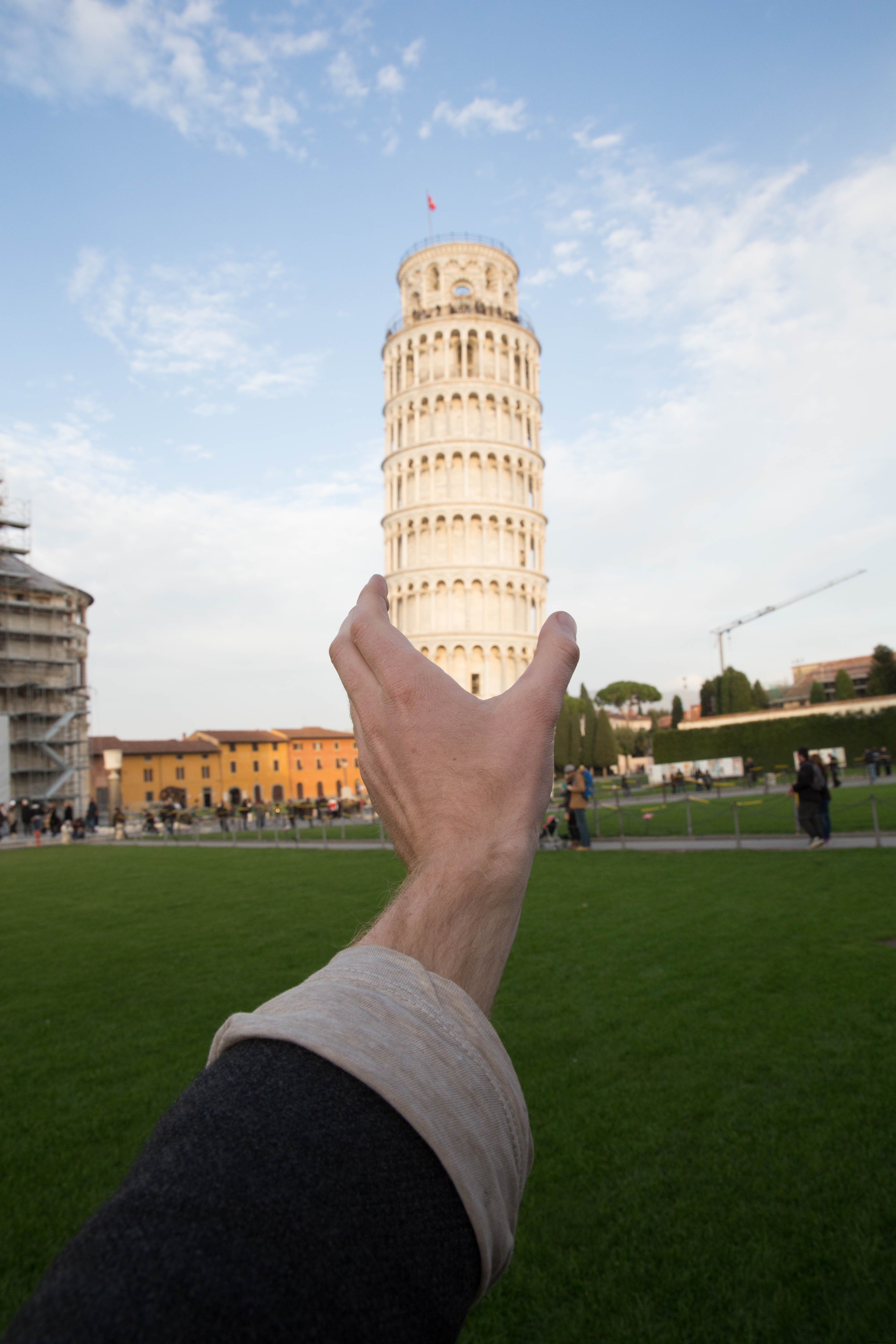 Mano sostiene la foto de la torre inclinada