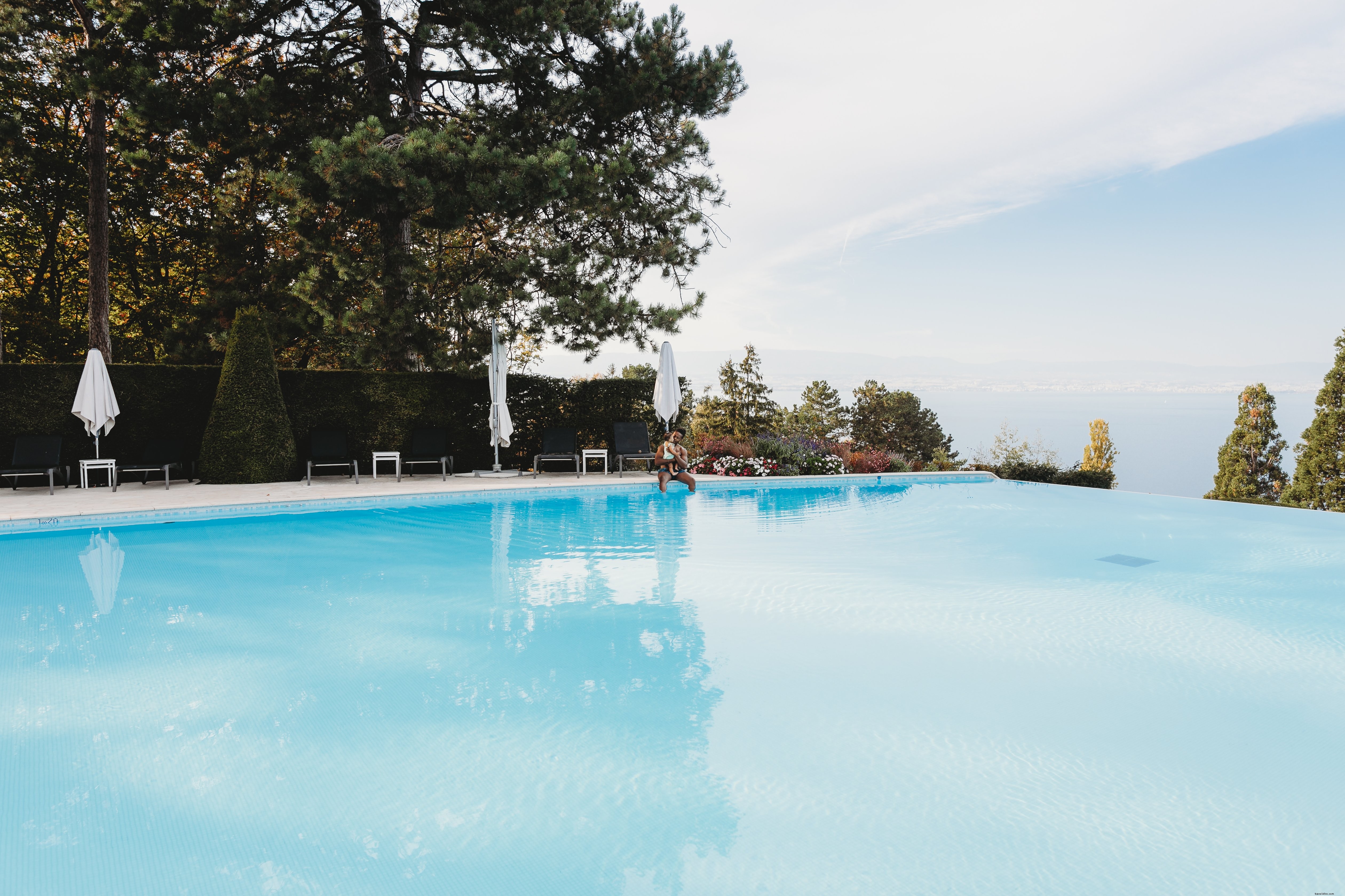 Père et enfant près de la piscine à débordement Photo