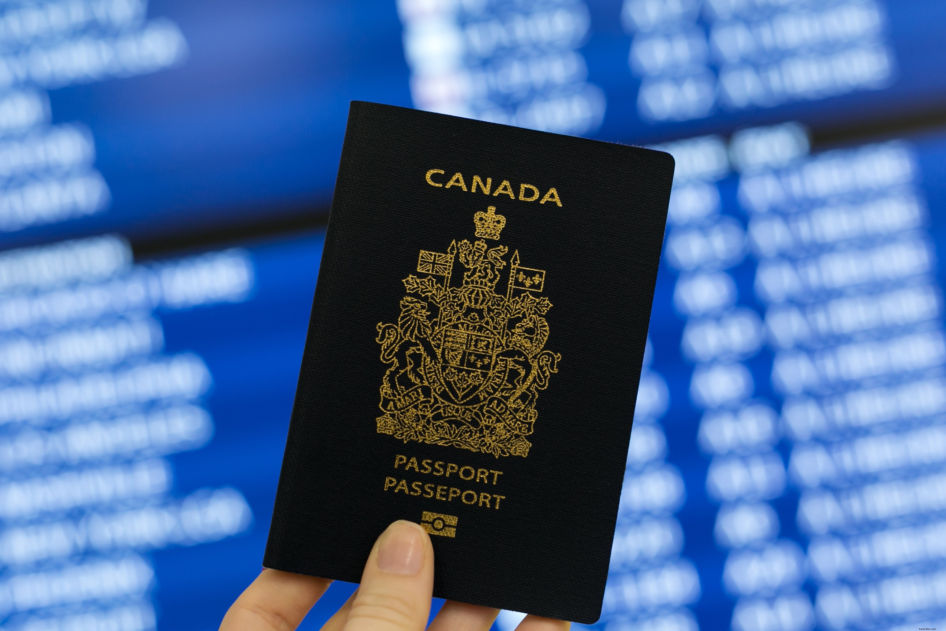 Passaporto canadese in mano foto