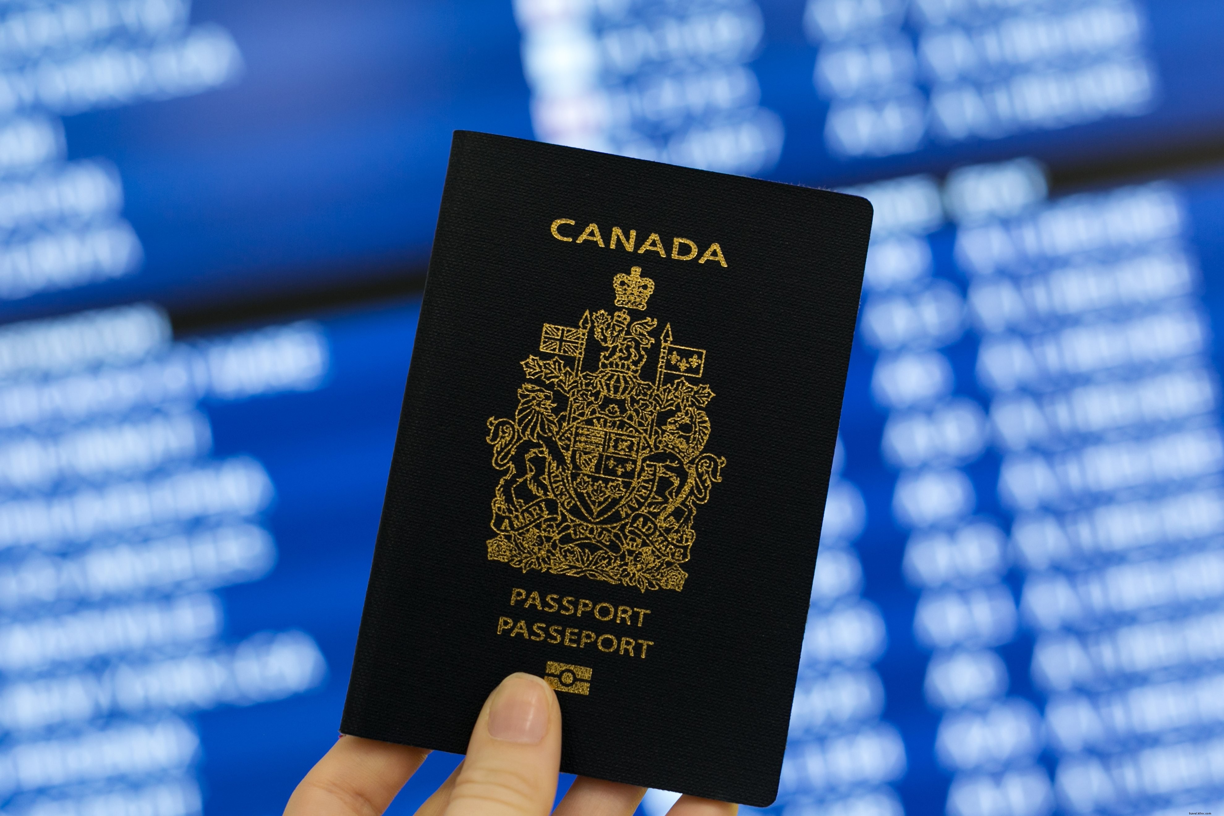 Foto de passaporte canadense em mãos