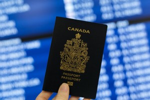 Foto de passaporte canadense em mãos