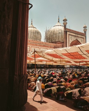 Una multitud de adoradores en la foto de las oraciones del viernes