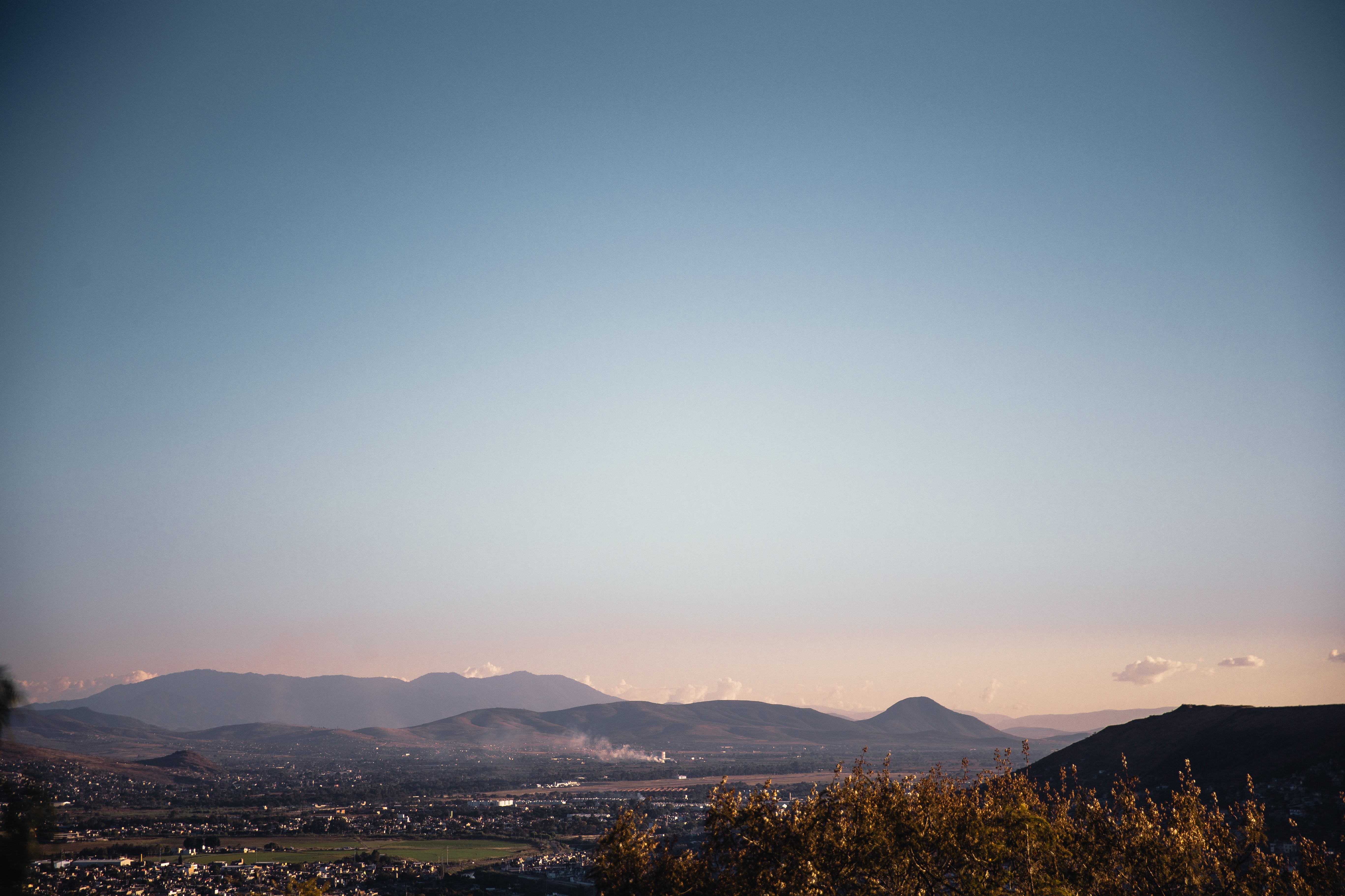 緑の村の写真の上のパステルの空