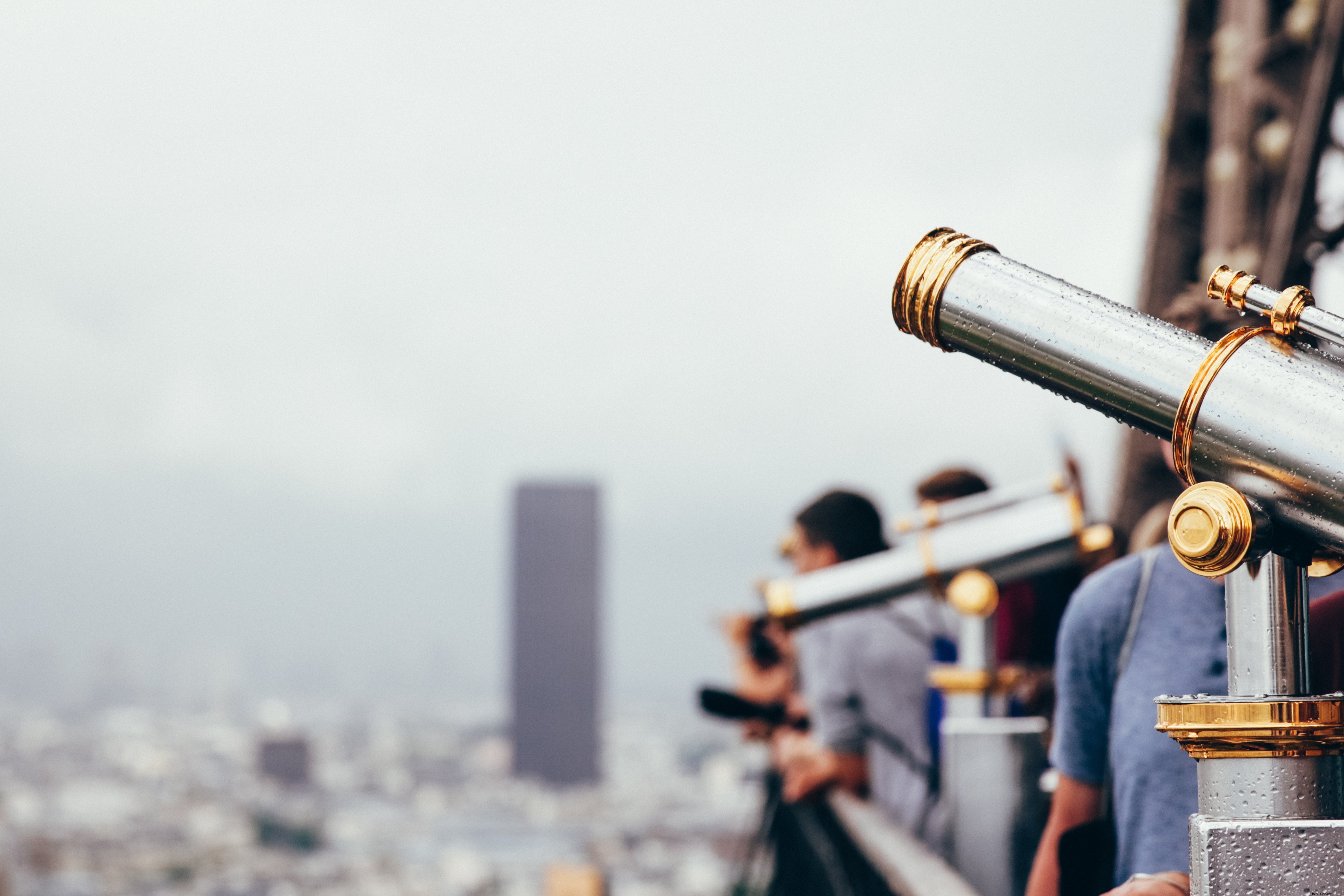 Foto de vista de la ciudad de telescopios turísticos