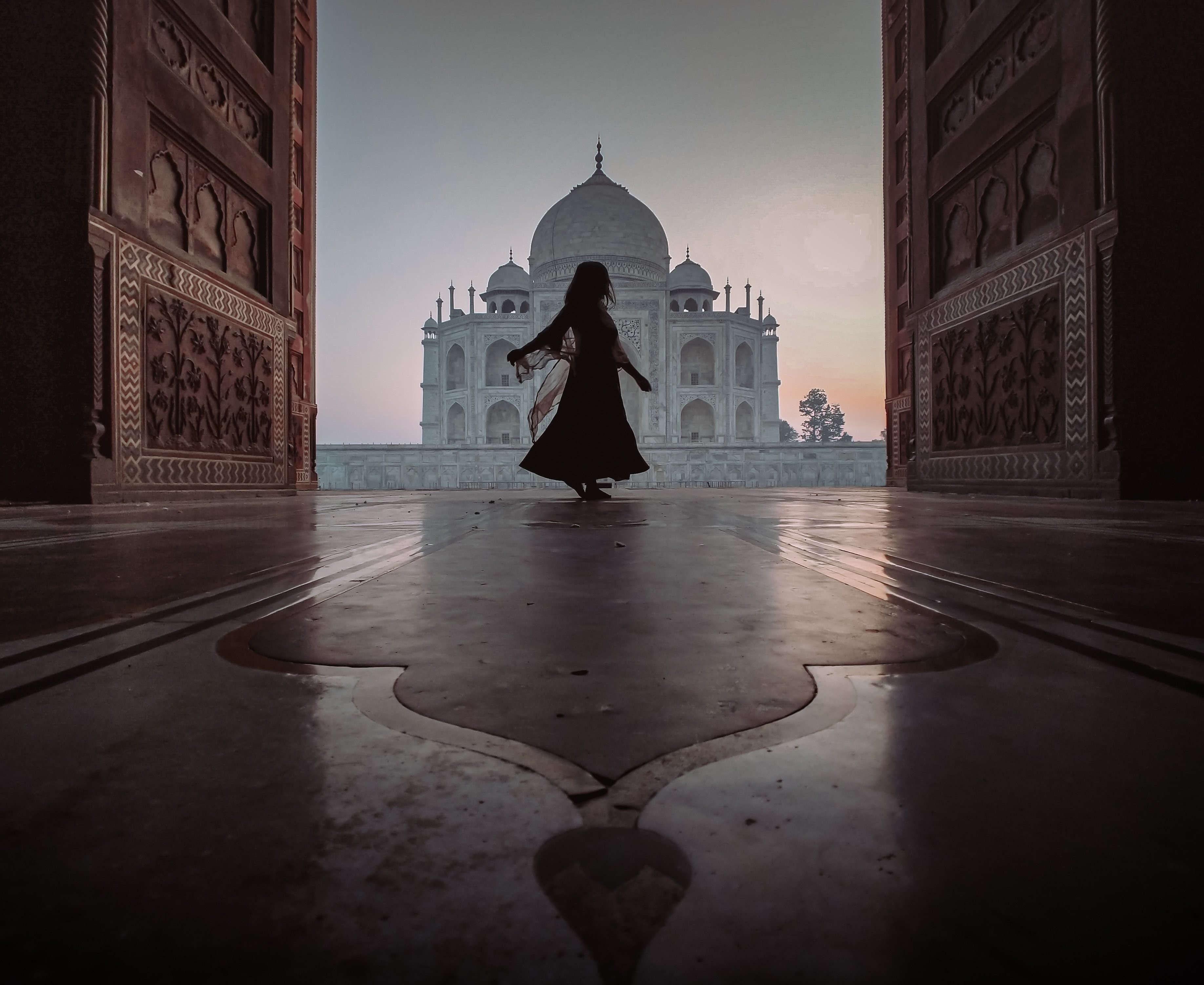 Personne danse à la porte avec vue sur le Taj Mahal Photo