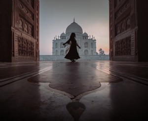 Persona baila en la puerta con una vista del Taj Mahal Foto