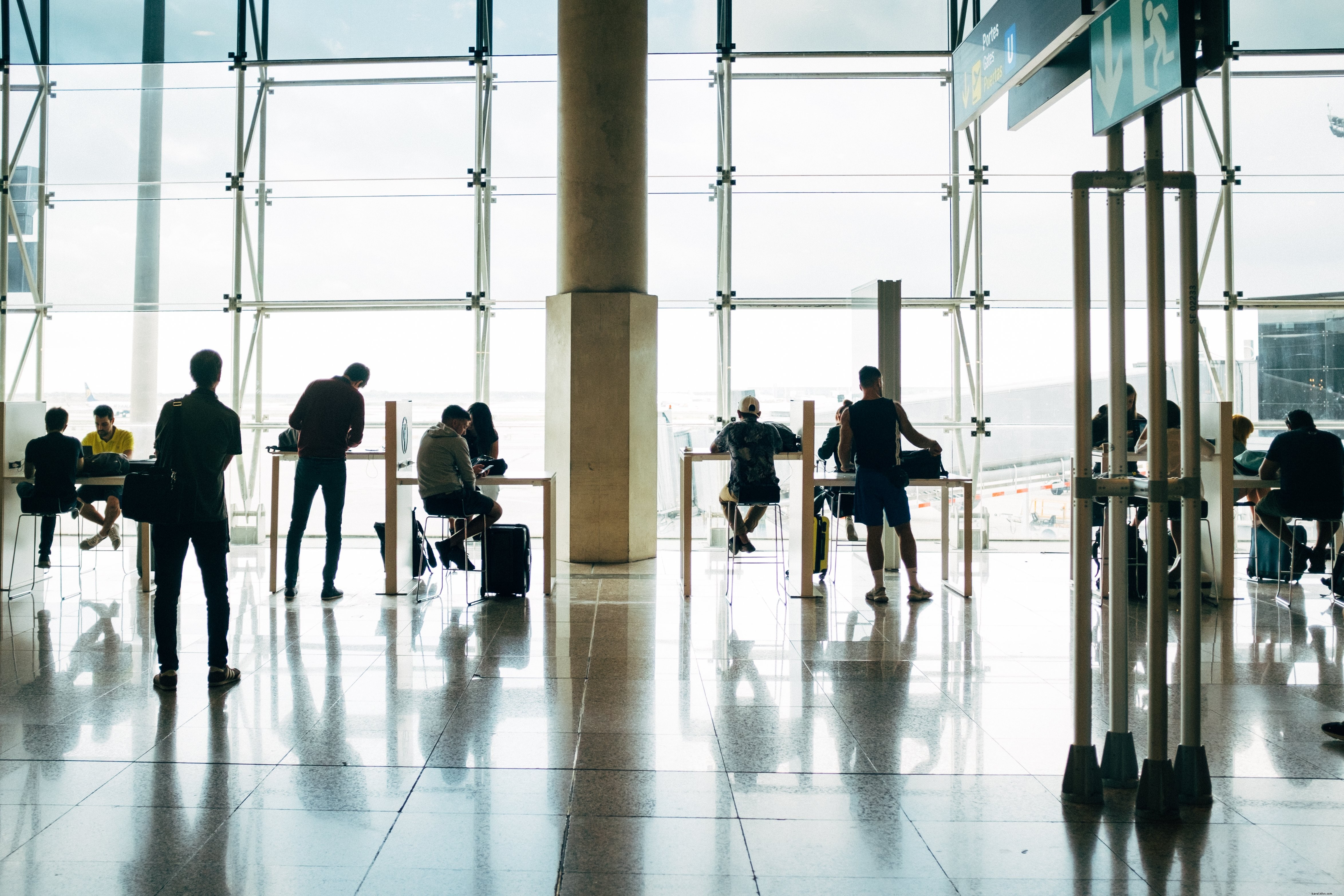 Le terminal carrelé illuminé d un aéroport Photo