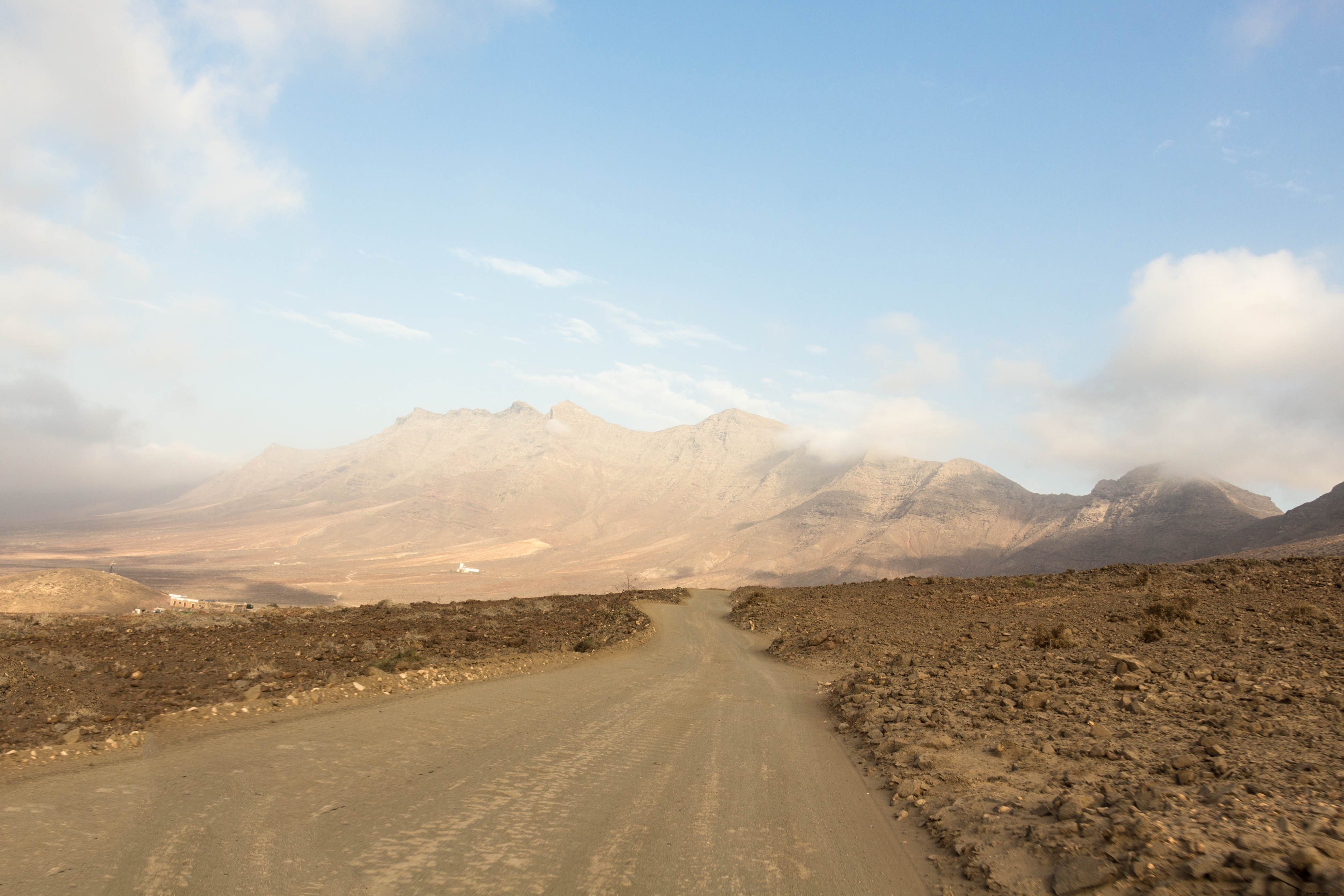 Foto de camino de tierra que conduce a las montañas españolas