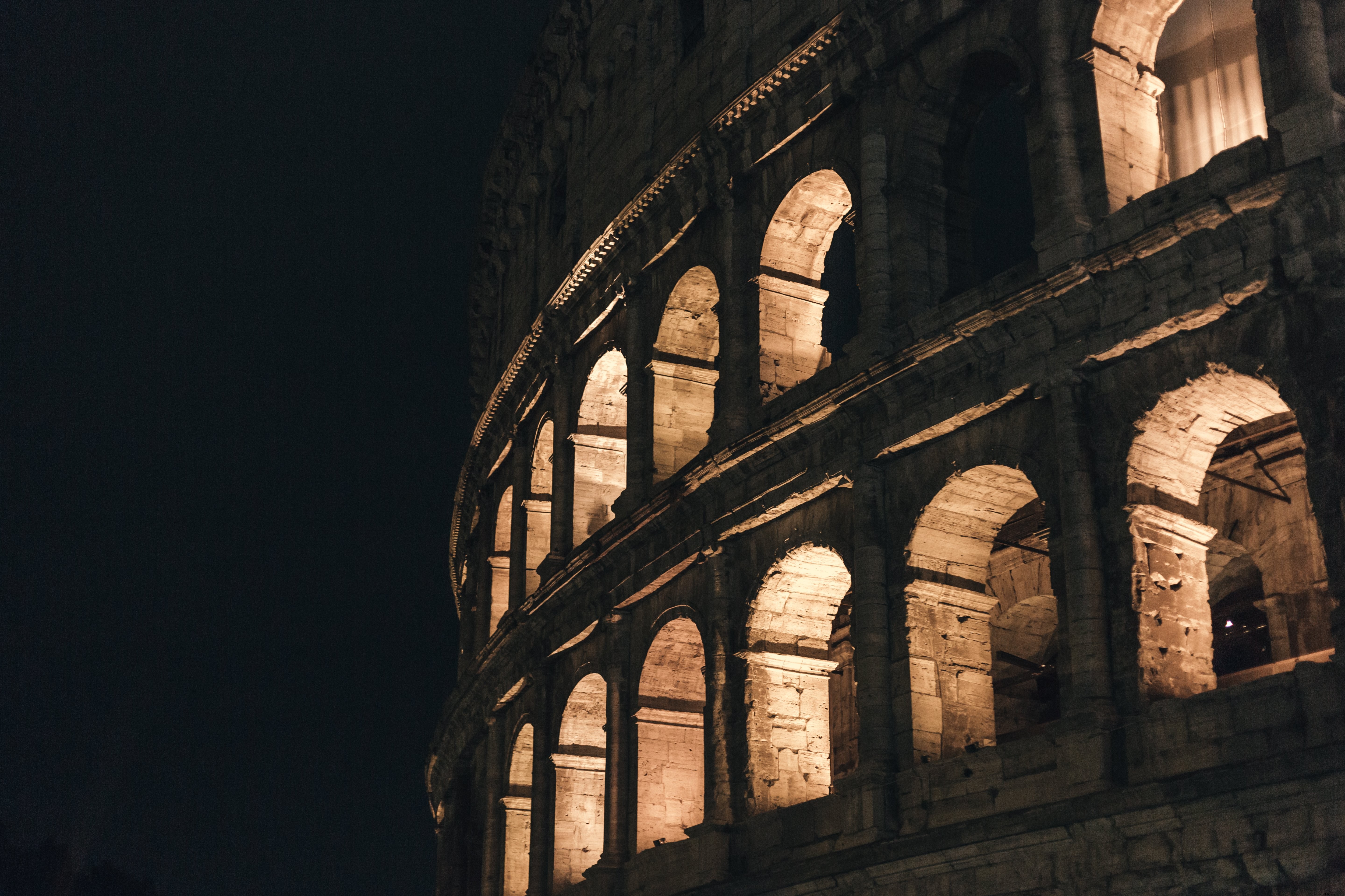Foto nocturna del Coliseo de Roma