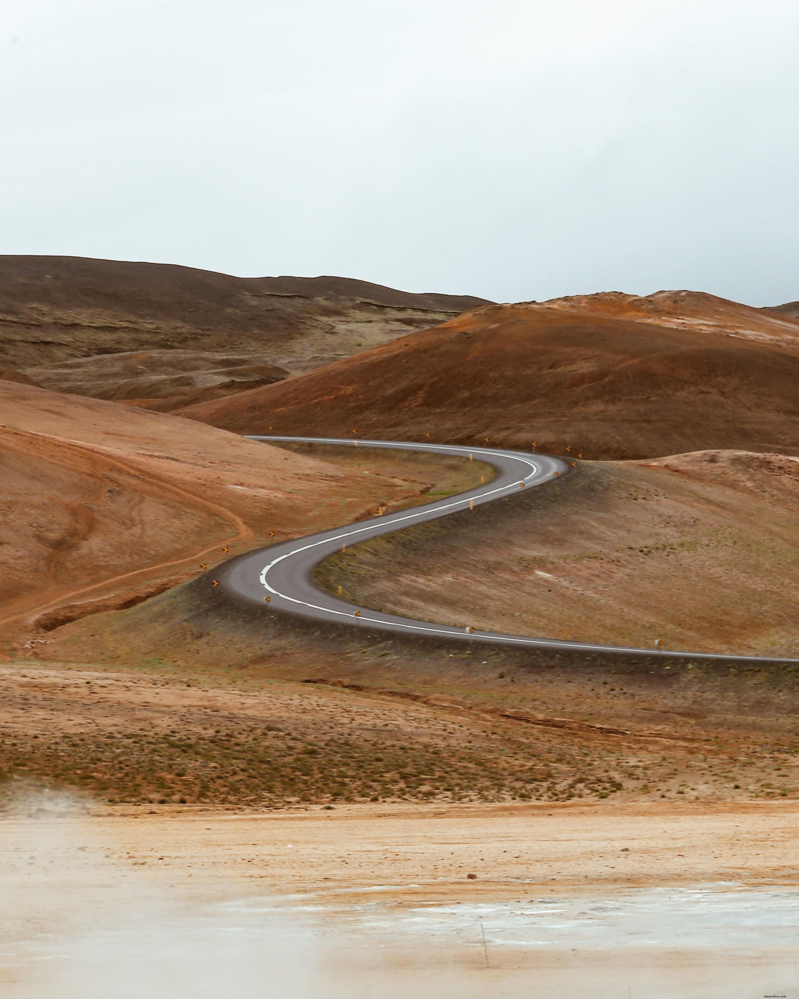 Carretera sinuosa en el desierto arenoso Foto