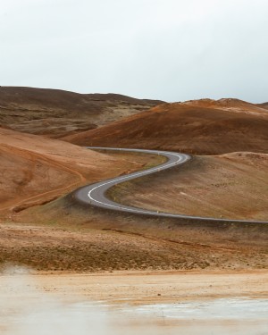 Strada tortuosa nel deserto sabbioso foto