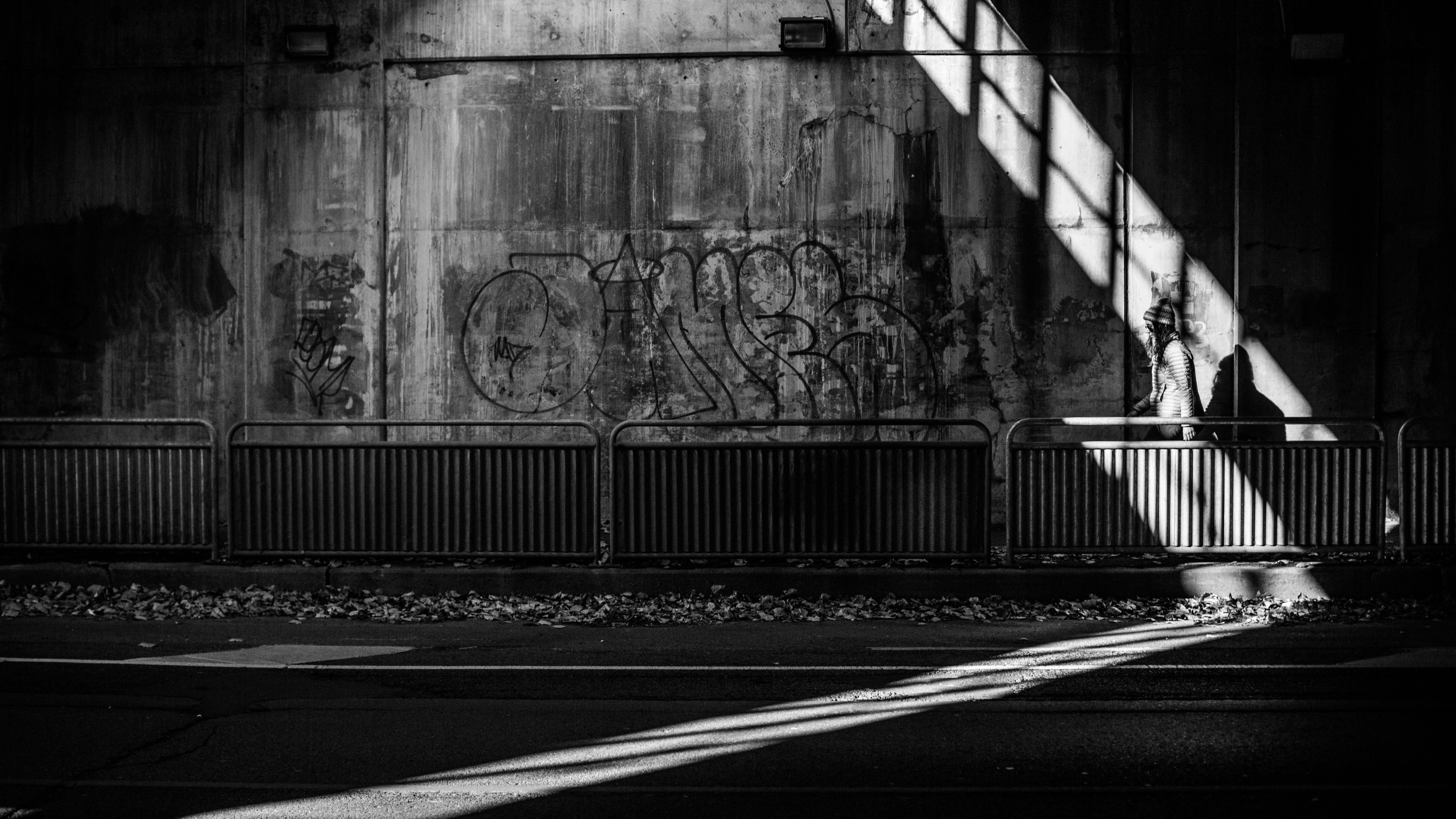 Photo du passage souterrain en noir et blanc