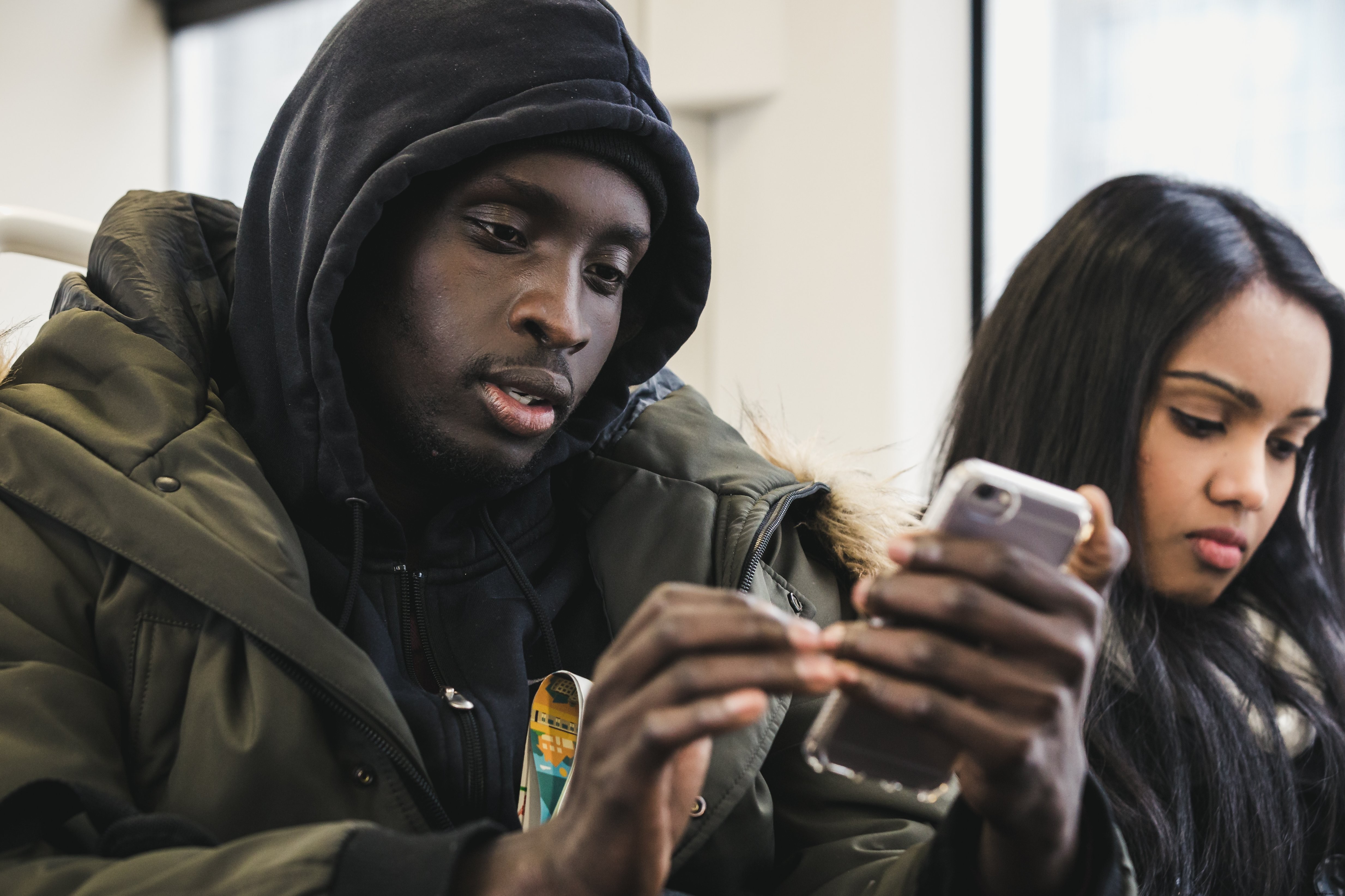 Vérification du téléphone sur la photo de transit