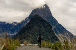 Excursionista observando la foto del pico de la montaña