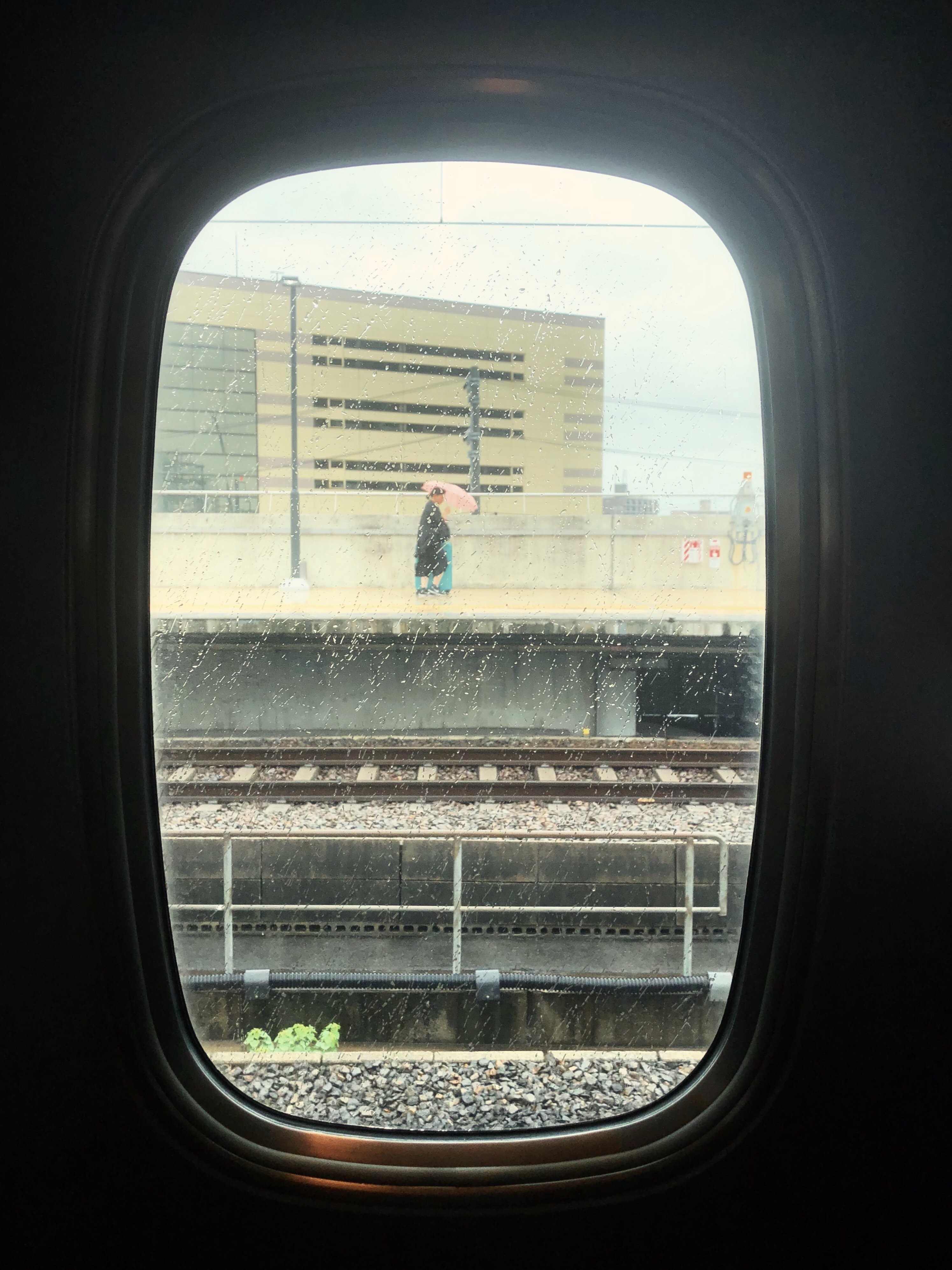 Vista através de uma janela de trem na chuva Foto
