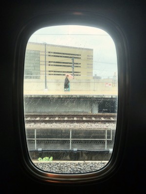 Vista através de uma janela de trem na chuva Foto