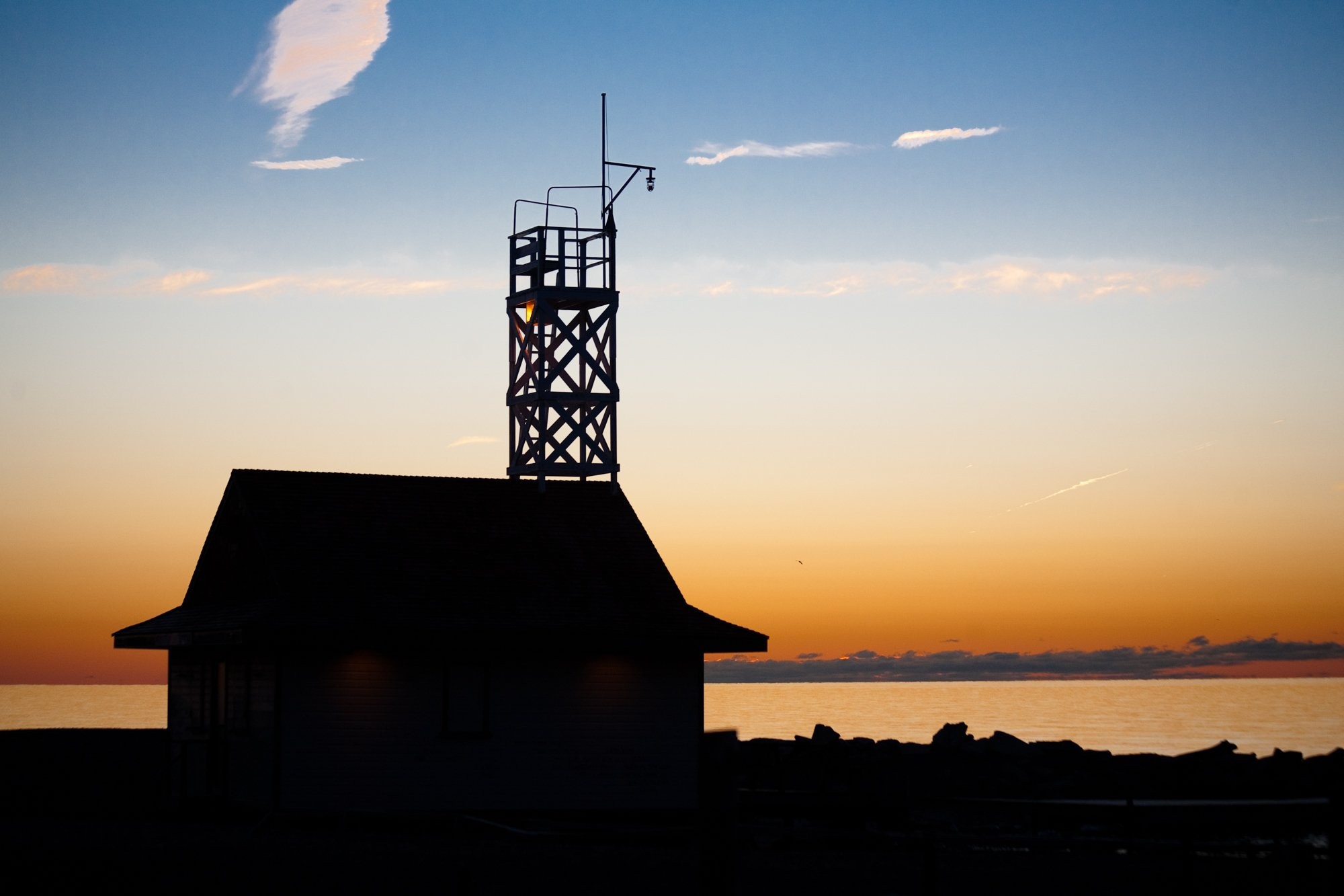 Alba arancione sulla spiaggia foto