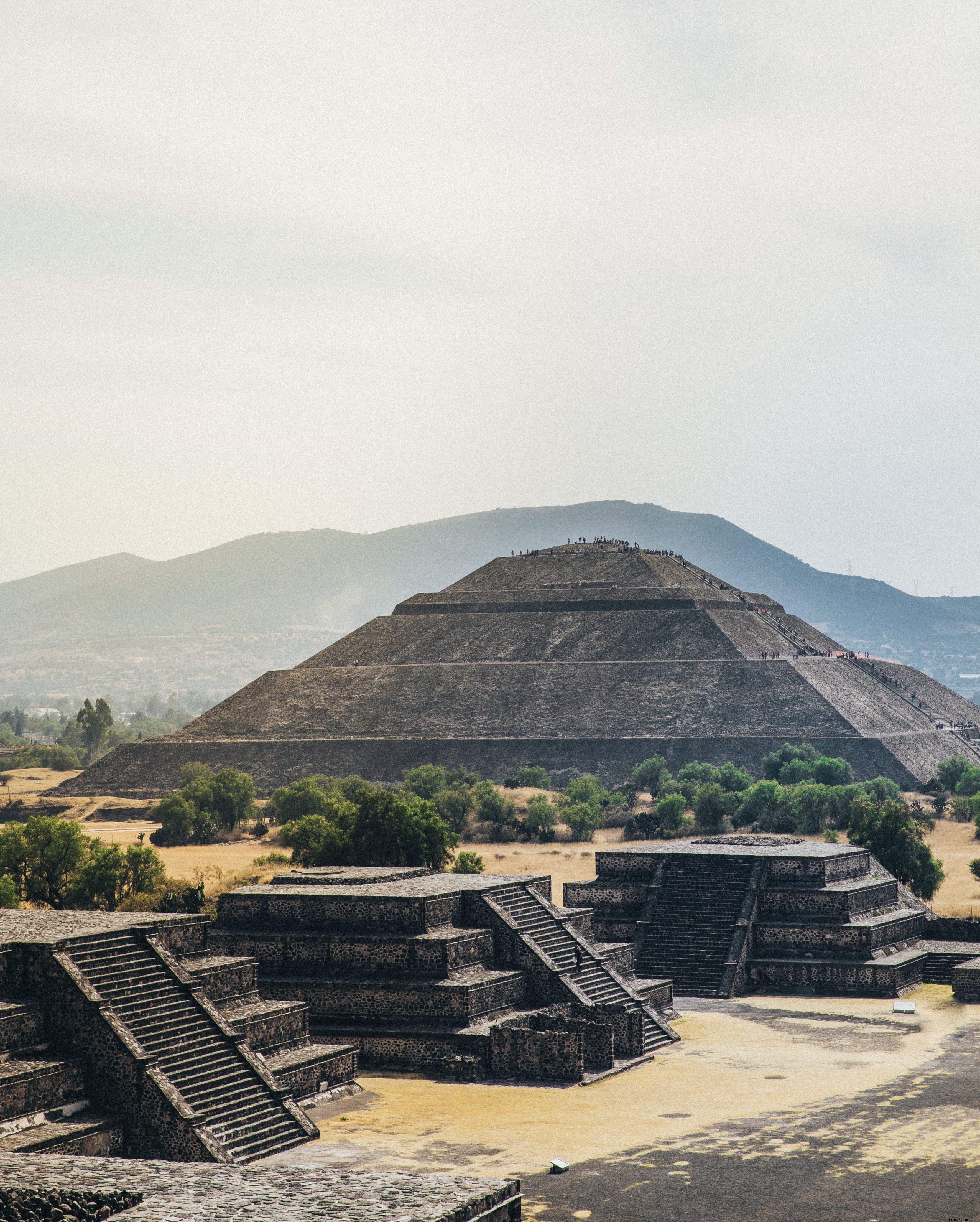 Piramide del sole nella nebbia foto