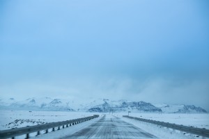 Foto de estrada de inverno na Islândia