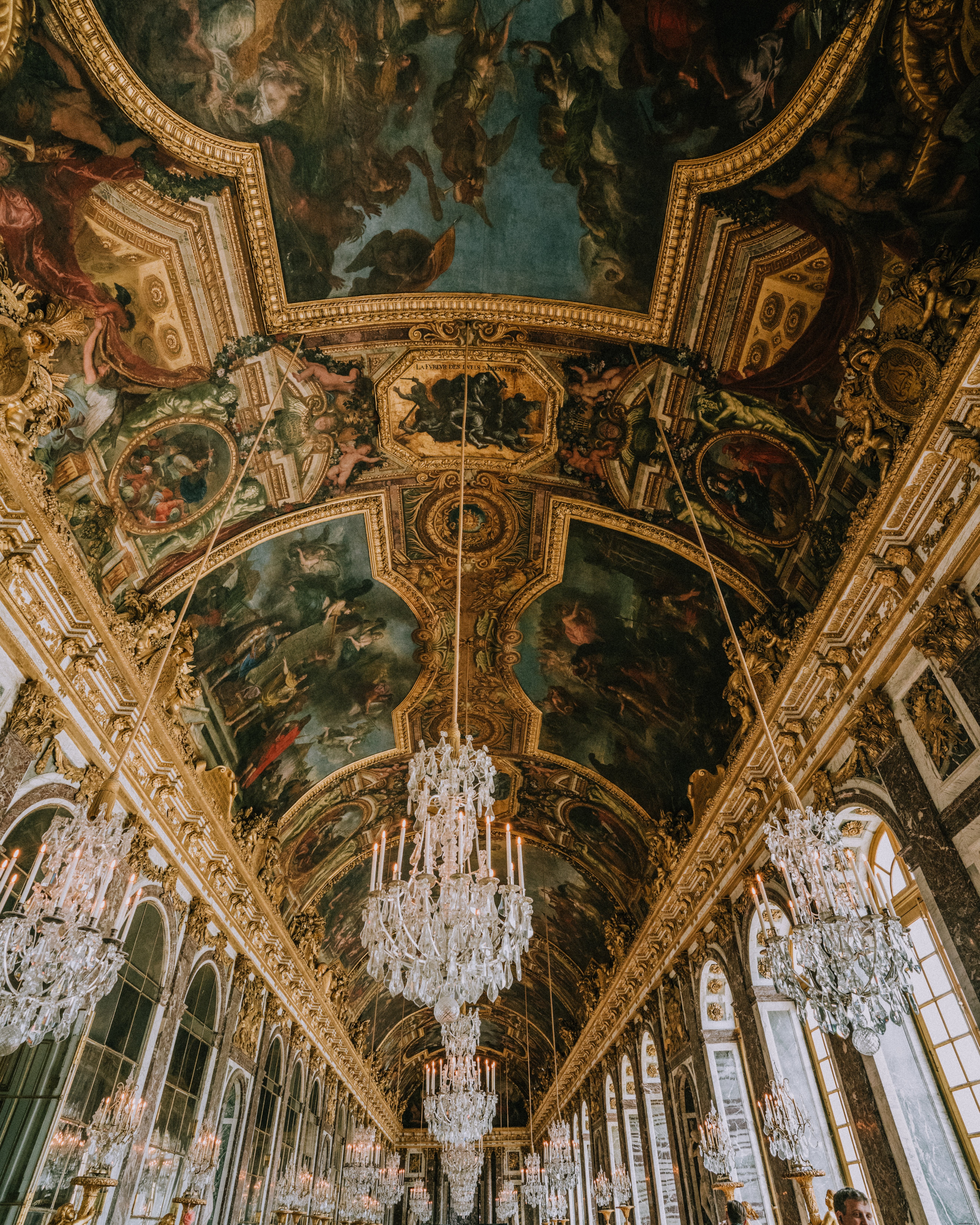 Foto de candelabros de cristal y frescos adornados en oro