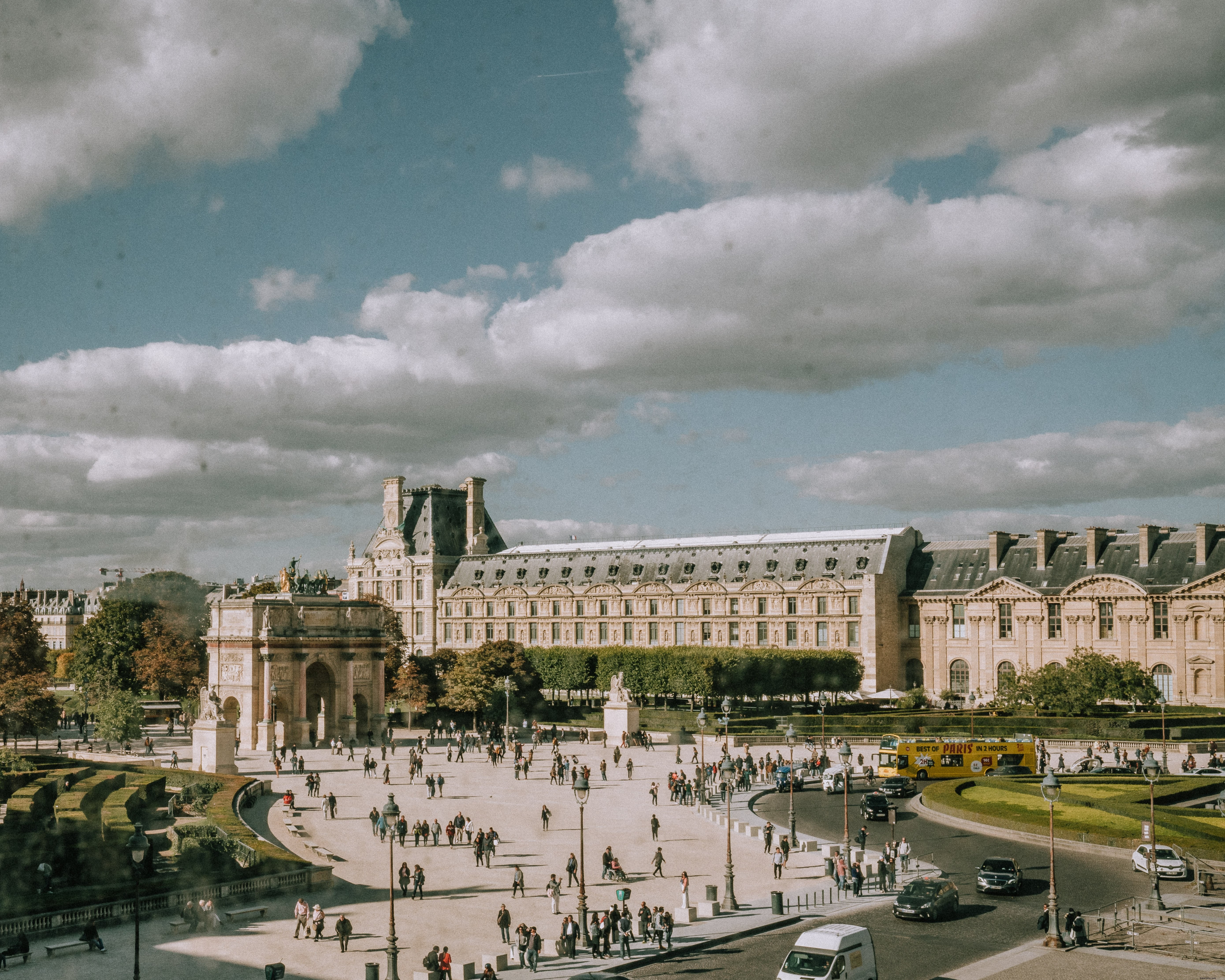 フランスのルーブル美術館と敷地写真